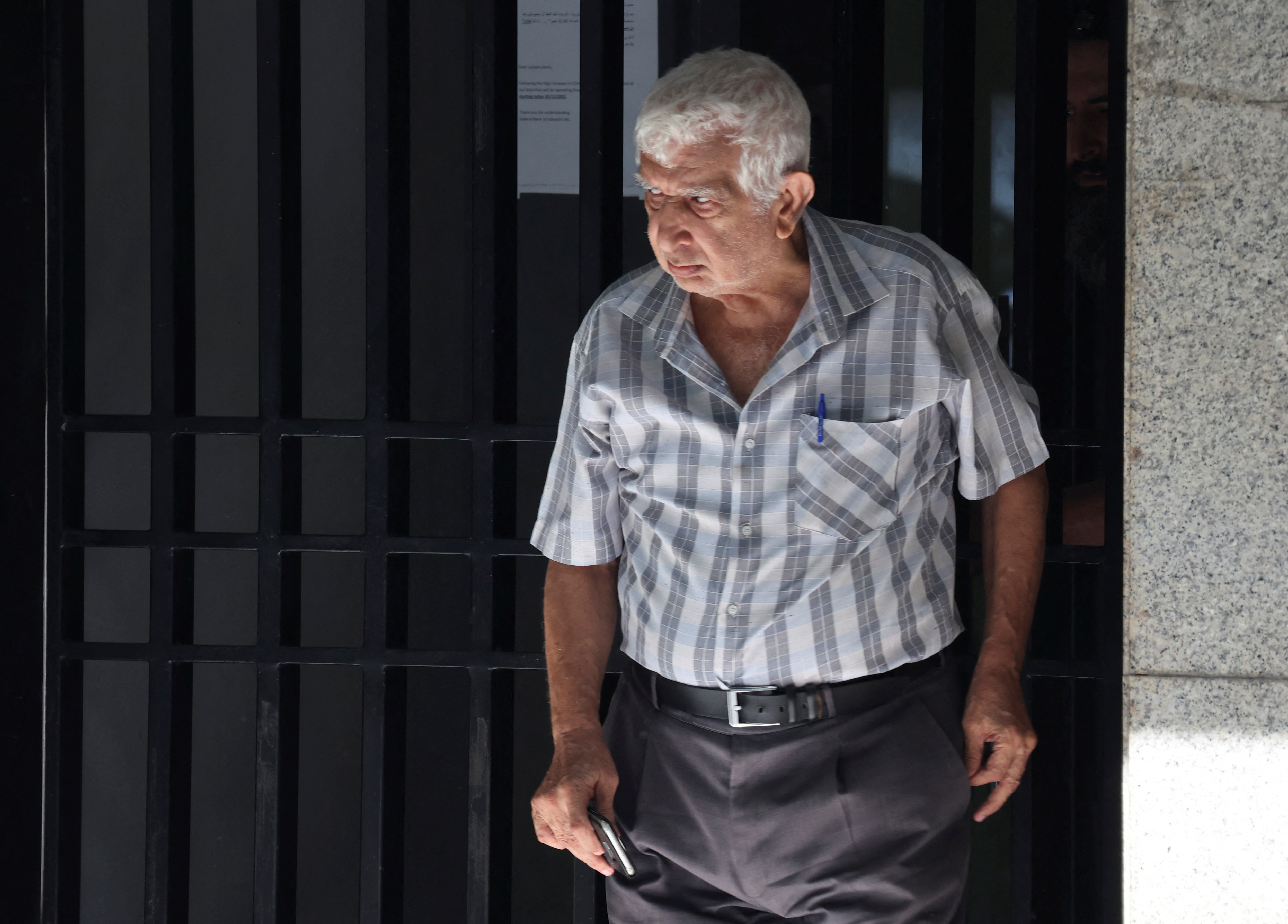 Un hombre de edad avanazada sale del banco (REUTERS/Mohamed Azakir)