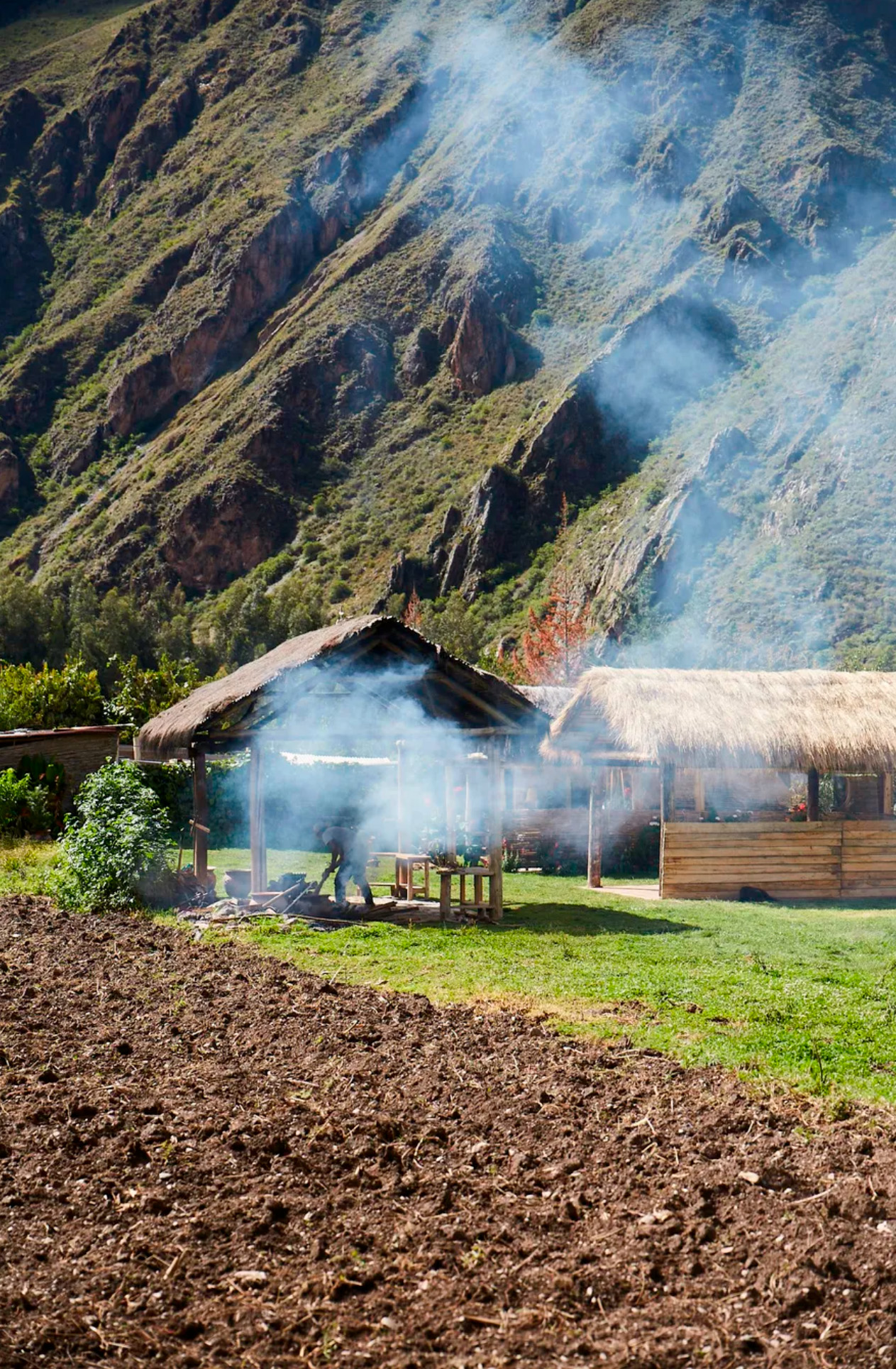 La cocina ancestral en horno de barro conocida como pachamanca se ofrece a los huéspedes en El Albergue Ollantaytambo, como parte del creciente esfuerzo de la región para mostrar las tradiciones de comidas y bebidas andinas a un público más amplio