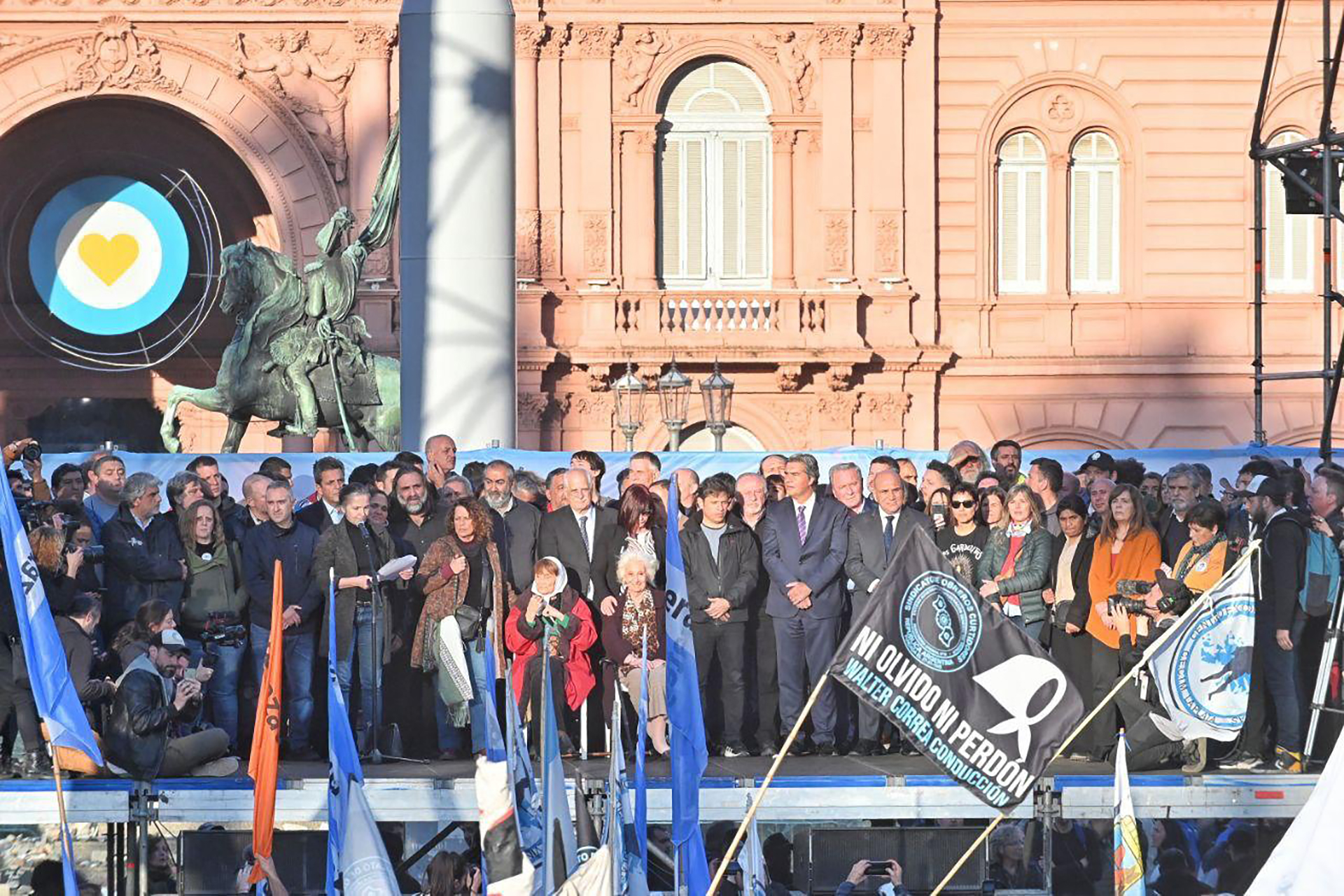 El escenario en la Plaza de Mayo el viernes para repudiar el atentado a Cristina Kirchner tuvo presencia de ministros, gobernadores y funcionarios del Gobierno