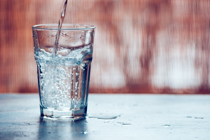 Se recomienda tomar agua antes de tener sed y beber varias veces en el día (Europa Press)