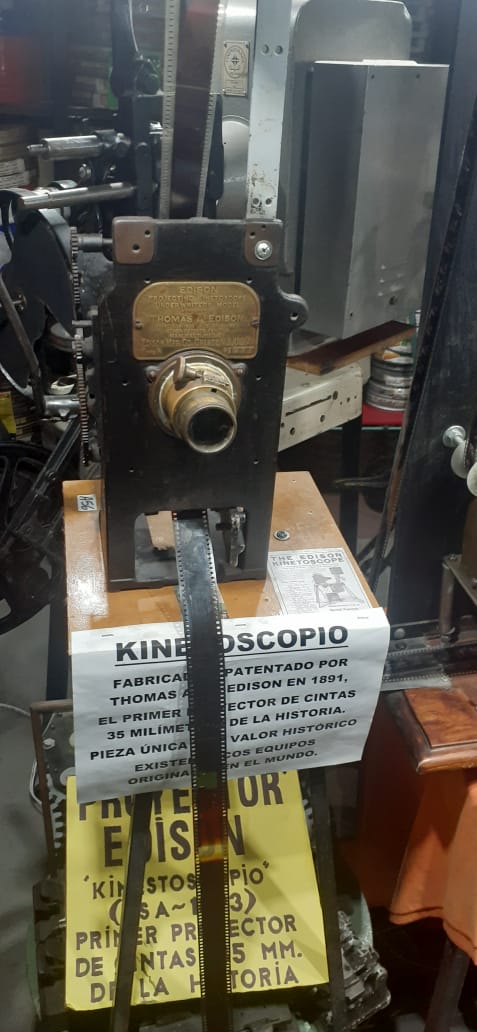 En 1893, Thomas Alva Edison inventó el quinetoscopio, un aparato que fue el antecesor del proyector de películas que hoy conocemos 