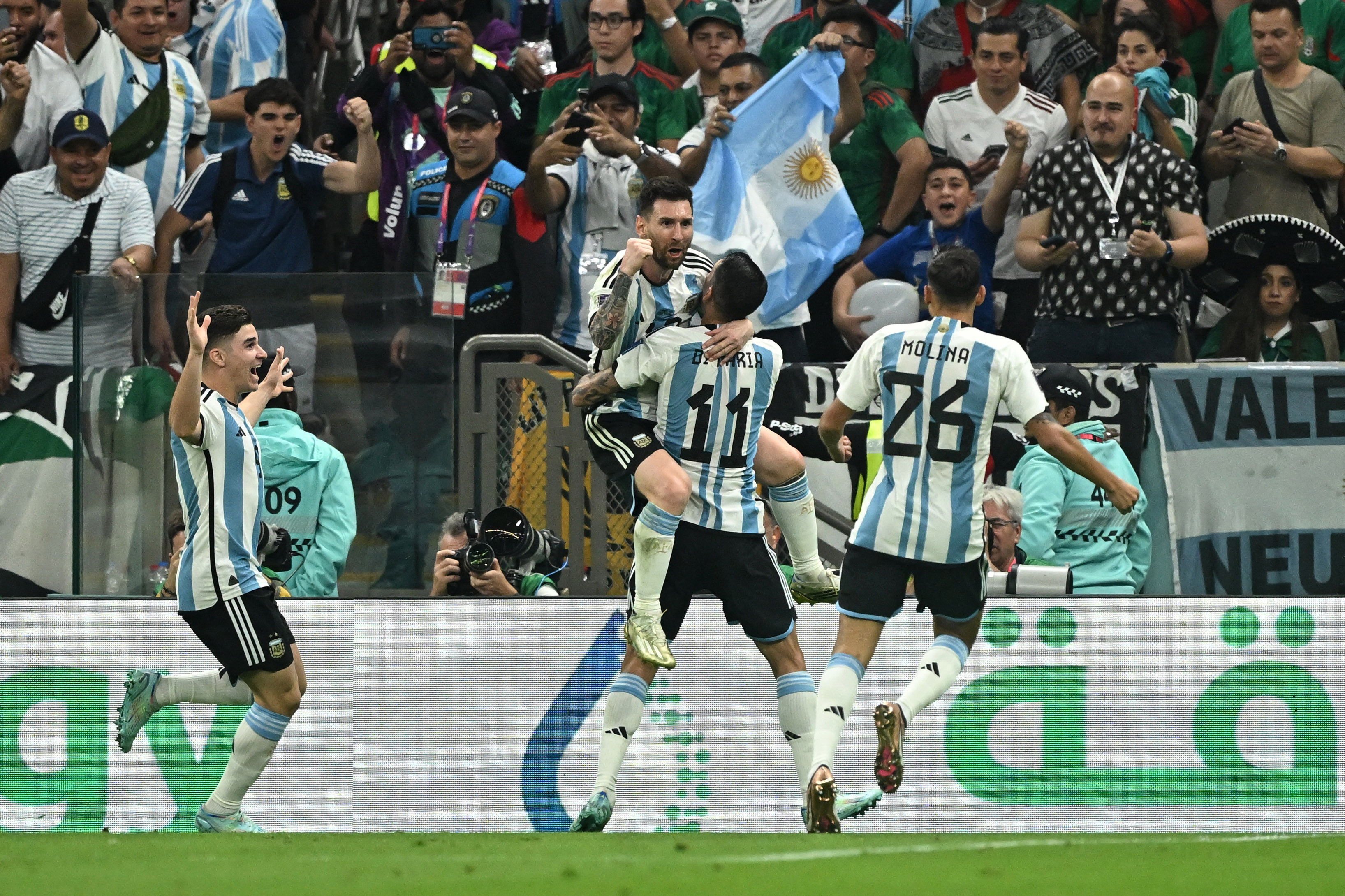 Los hinchas argentinos corearon el nombre de la Pulga en el estadio Lusail (Reuters/Dylan Martinez)