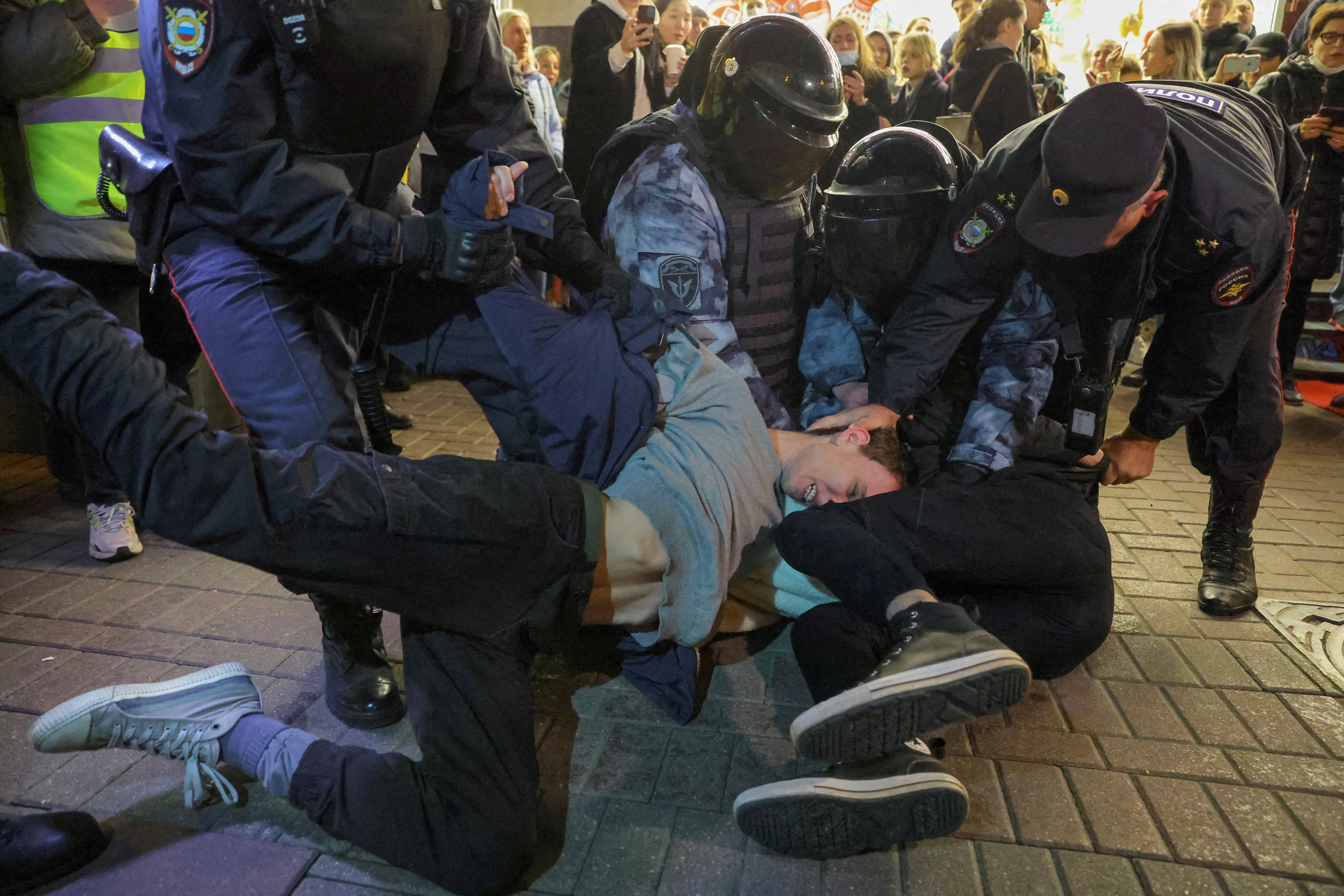 Agentes policiales rusos detienen a hombres durante una manifestación no autorizada en Moscú (REUTERS/Foto de archivo)
