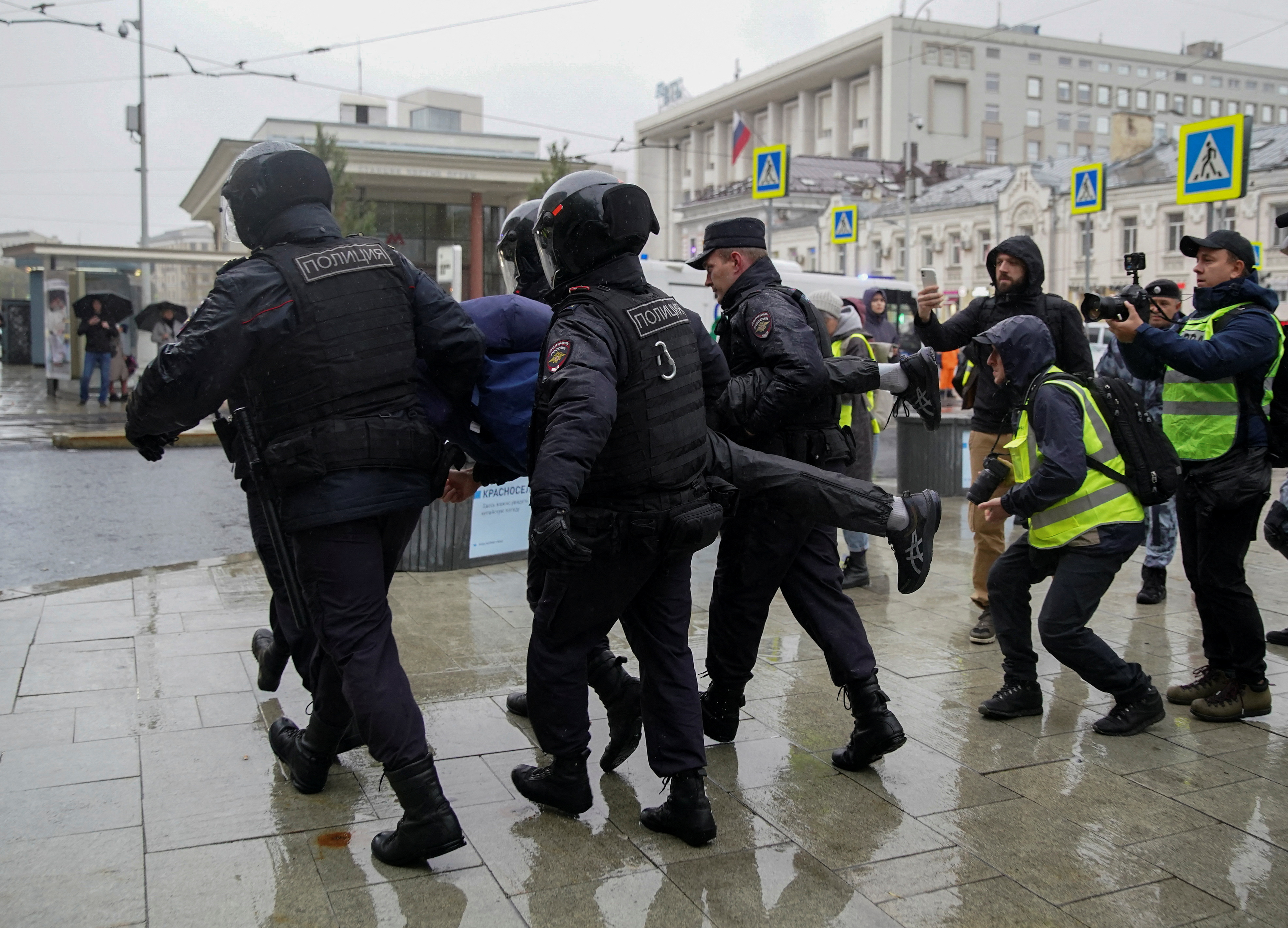 Las fuerzas de seguridad rusas han reprimido todo intento de protesta contra la guerra (Reuters)