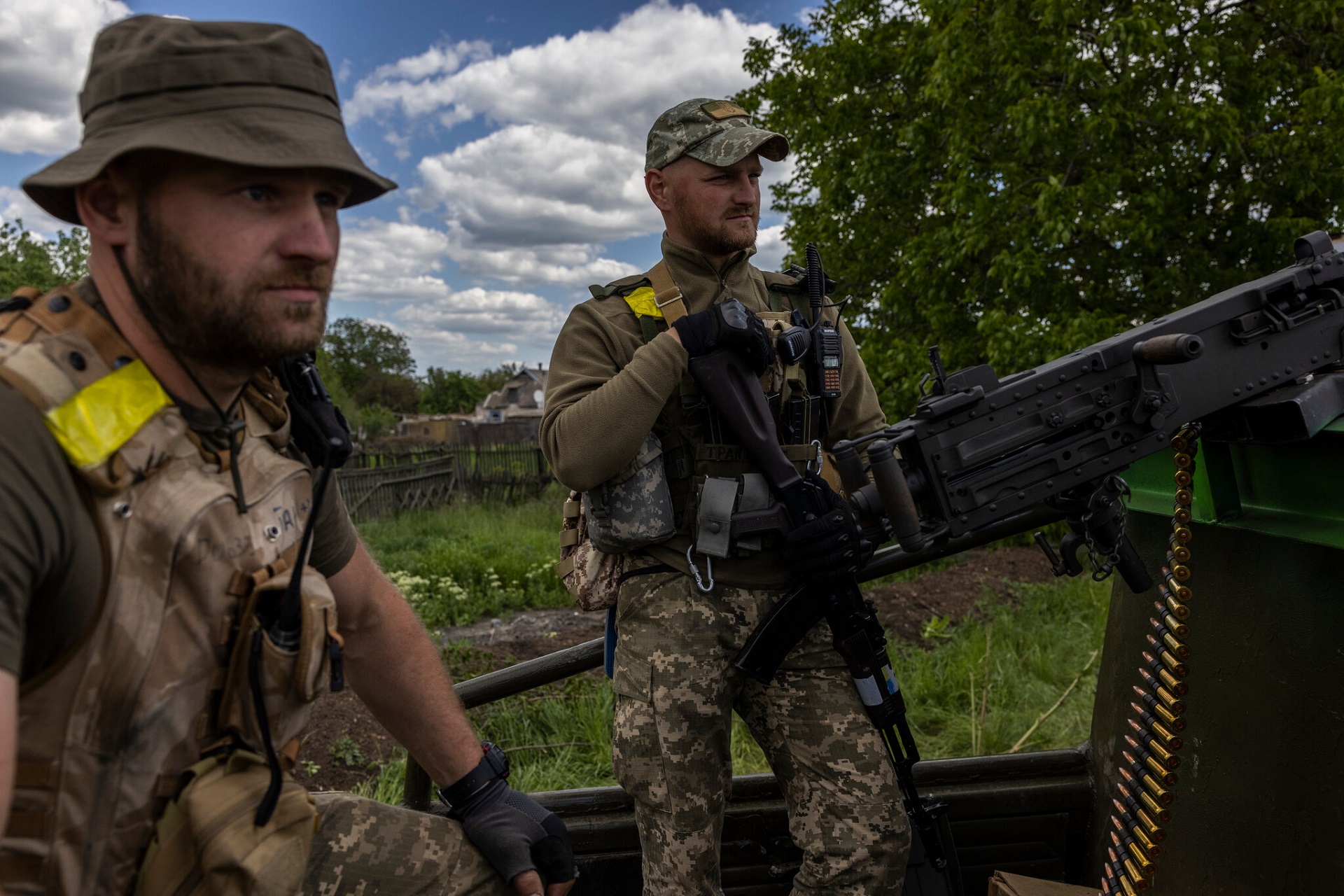 Militares ucranianos resguardan un punto de revisión cerca de una ciudad en la región este de Donetsk (Ivor Prickett/The New York Times/archivo)