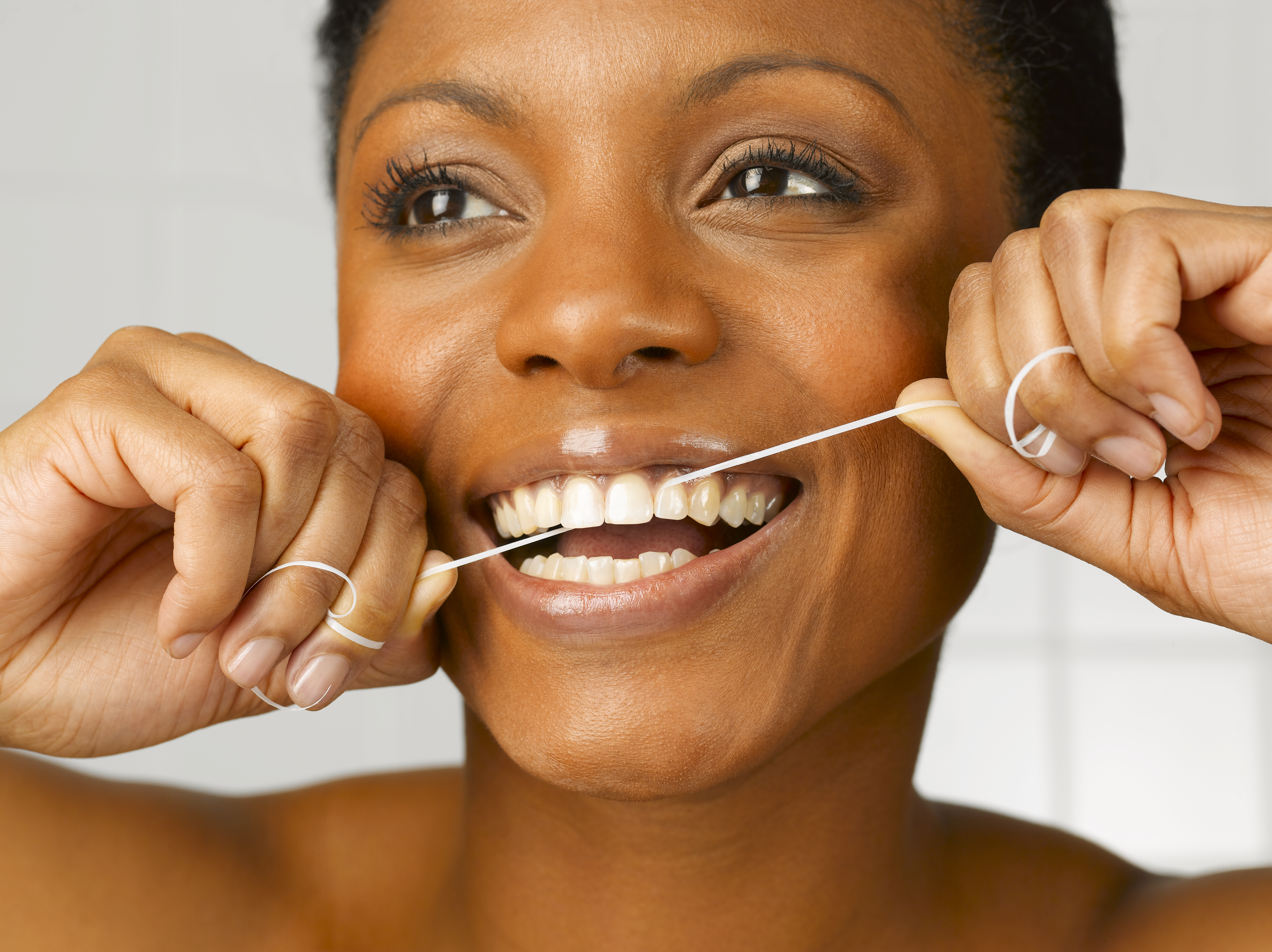 Cuáles son las consecuencias para la salud de no usar hilo dental 