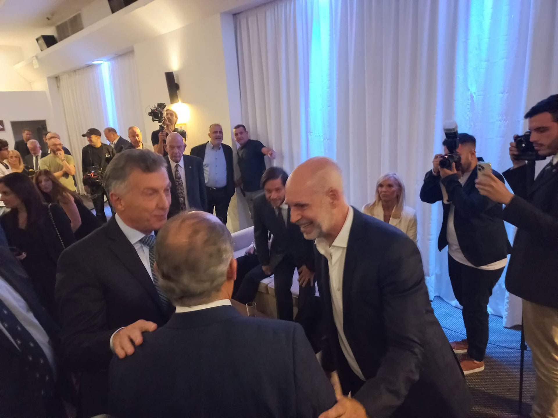 Macri saludó a Rodríguez Larreta al llegar a la cena de la Fundación Libertad
