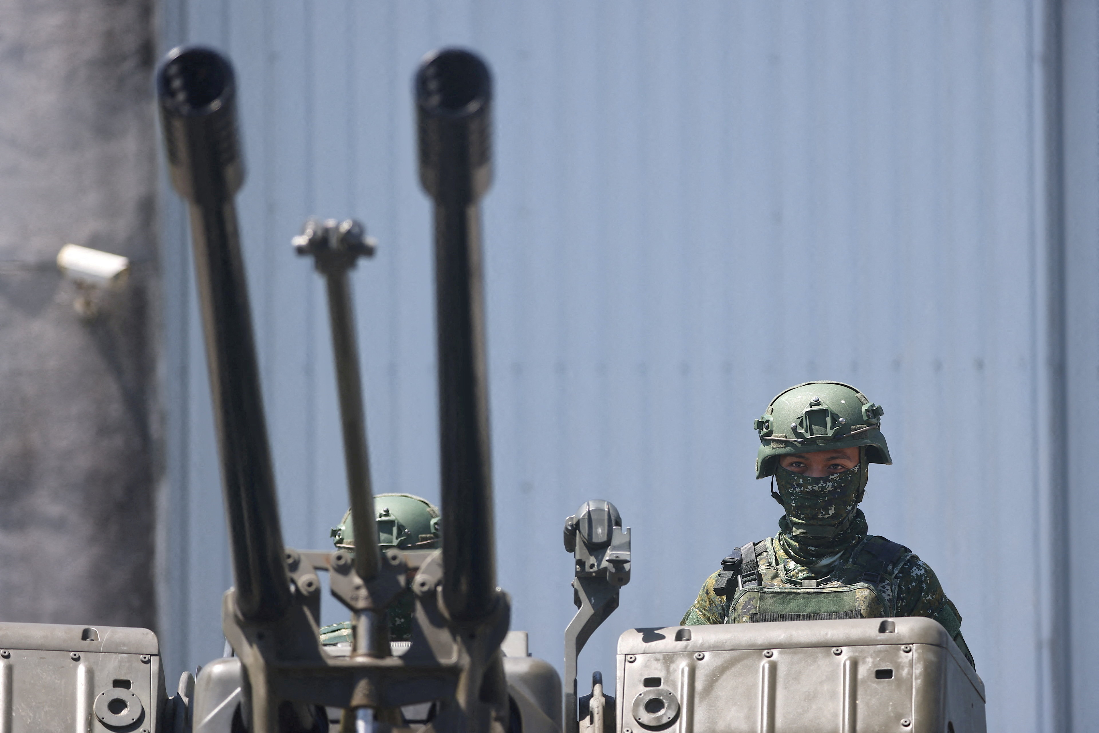 Soldados con armas antiaéreas en Hualien, Taiwán (Reuters)