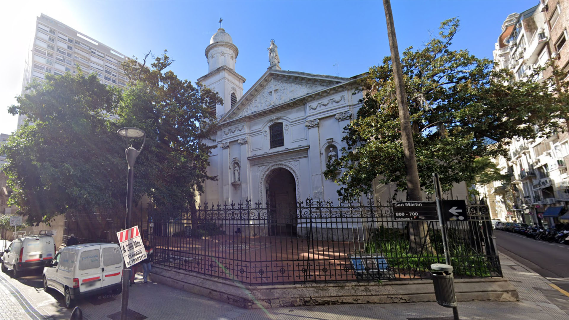 La iglesia que da misa al aire libre, las grietas por "riesgo estructural" y otra pol&eacute;mica en la manzana porte&ntilde;a de la discordia