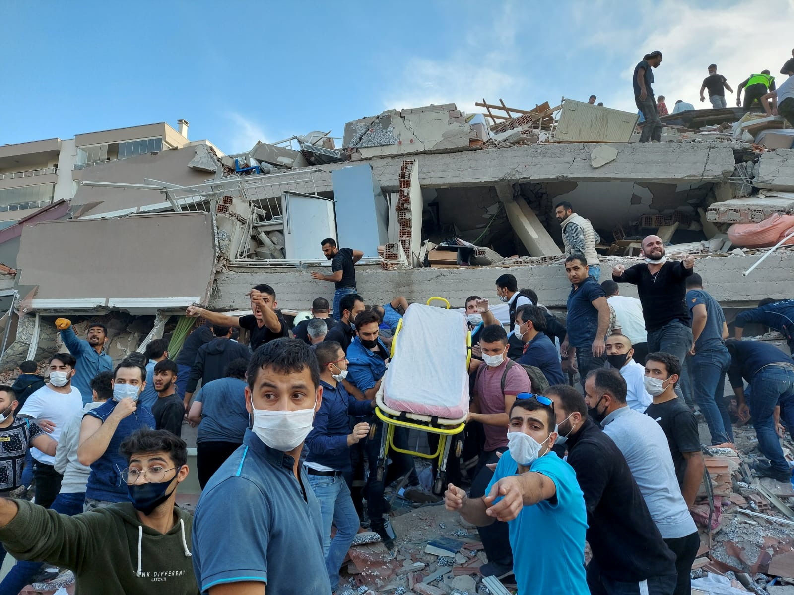 Se derrumbaron edificios en Turquía (REUTERS/Tuncay Dersinlioglu)