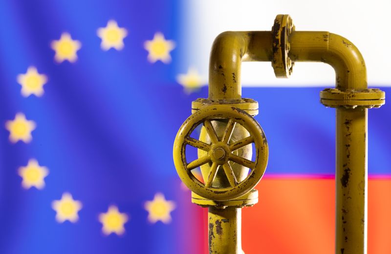 FOTO DE ARCHIVO. Imagen de ilustración de una maqueta del gasoducto delante de los colores de la bandera de la UE y de Rusia. 8 de marzo de 2022. REUTERS/Dado Ruvic