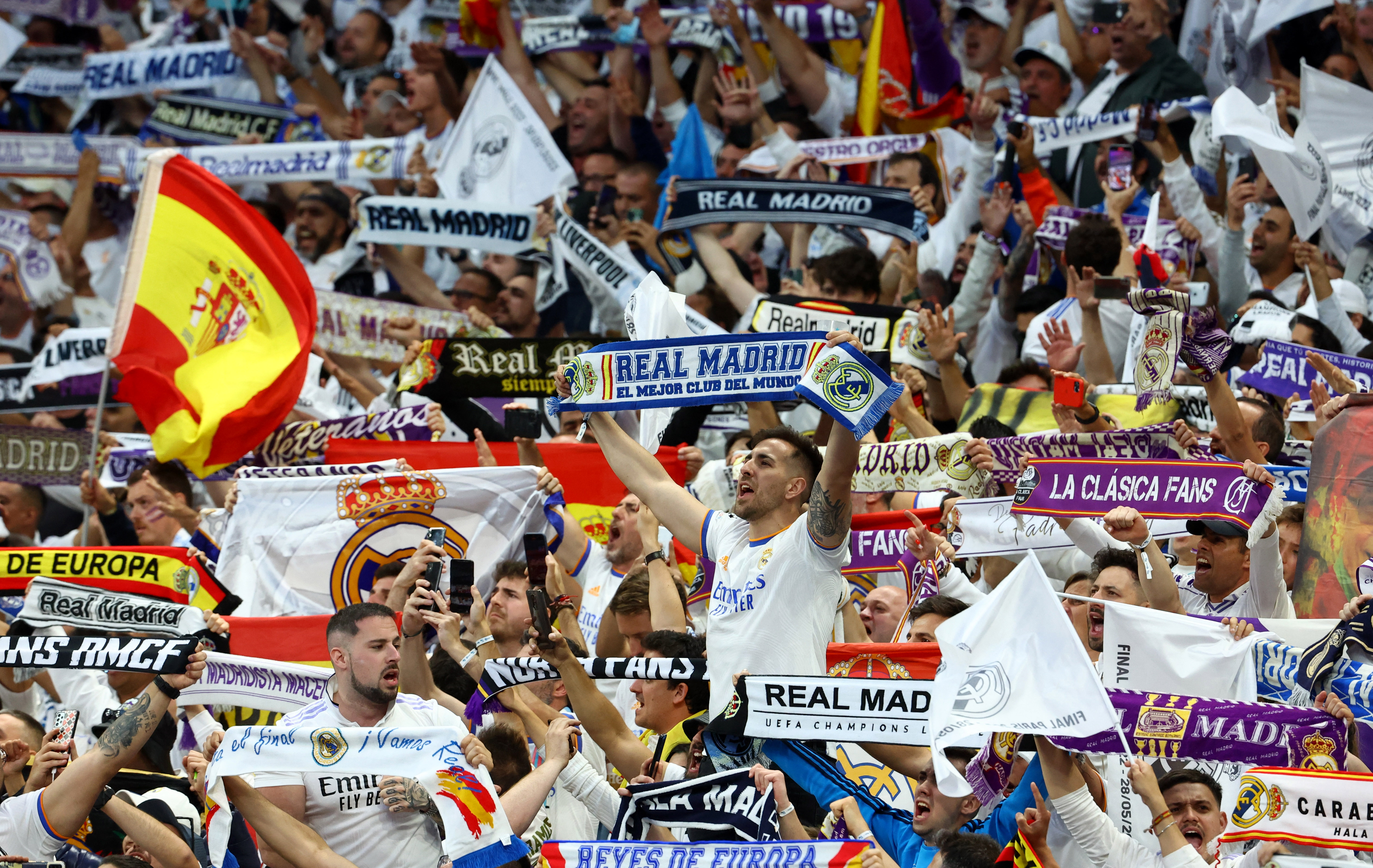 Los fanáticos del Real Madrid entonaron el himno del club en las gradas del Stade de France. 