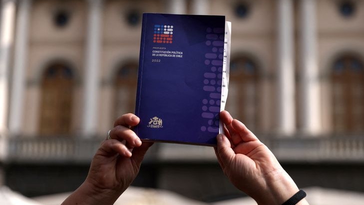 Más de 15 millones de chilenos están habilitados para votar. El sufragio es obligatorio, y quien se reste sin justificación, se expone a multas económicas.