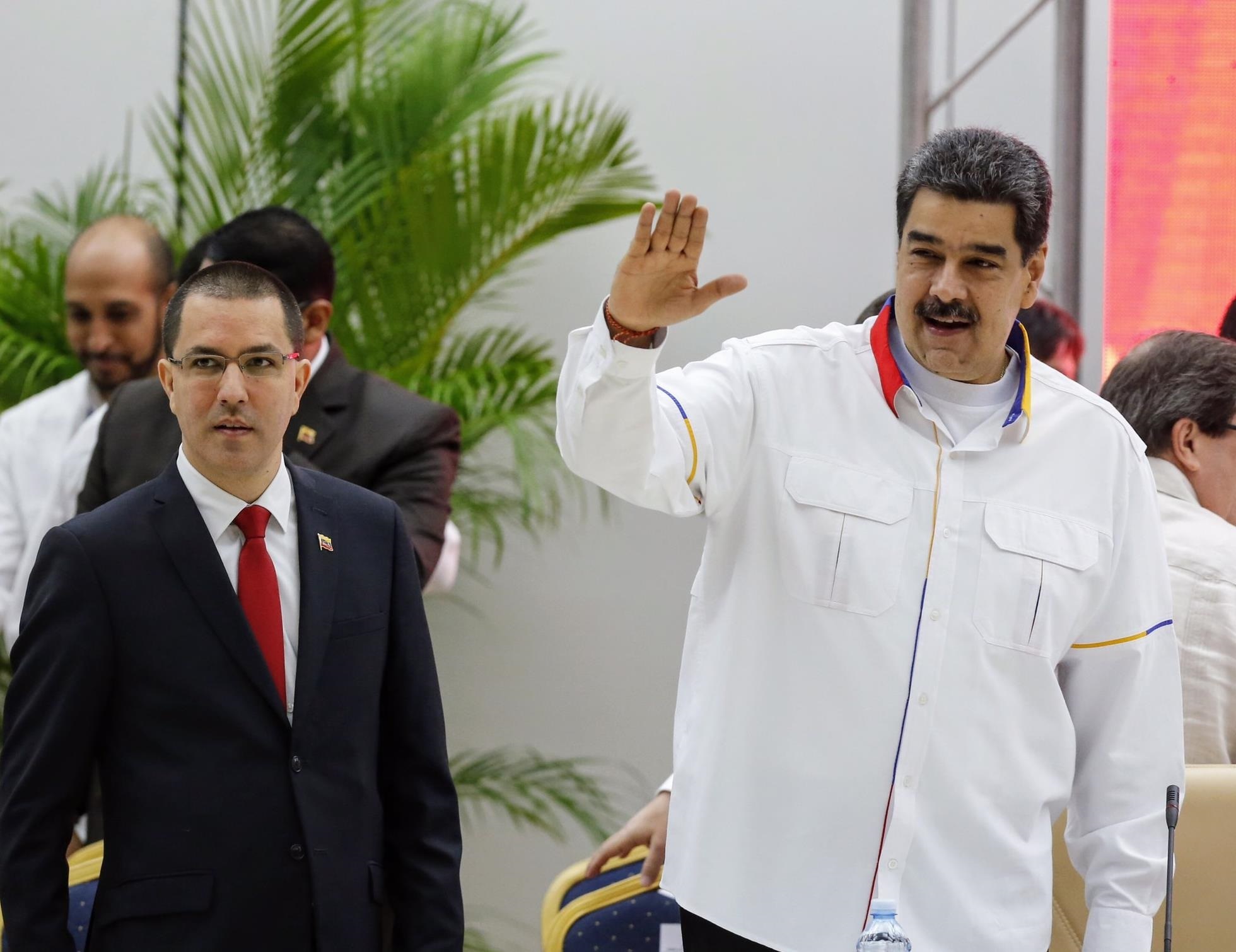 En la imagen, el dictador de Venezuela, Nicolás Maduro (d), junto al entonces canciller Jorge Arreaza. (EFE/Ernesto Mastrascusa/Archivo)
