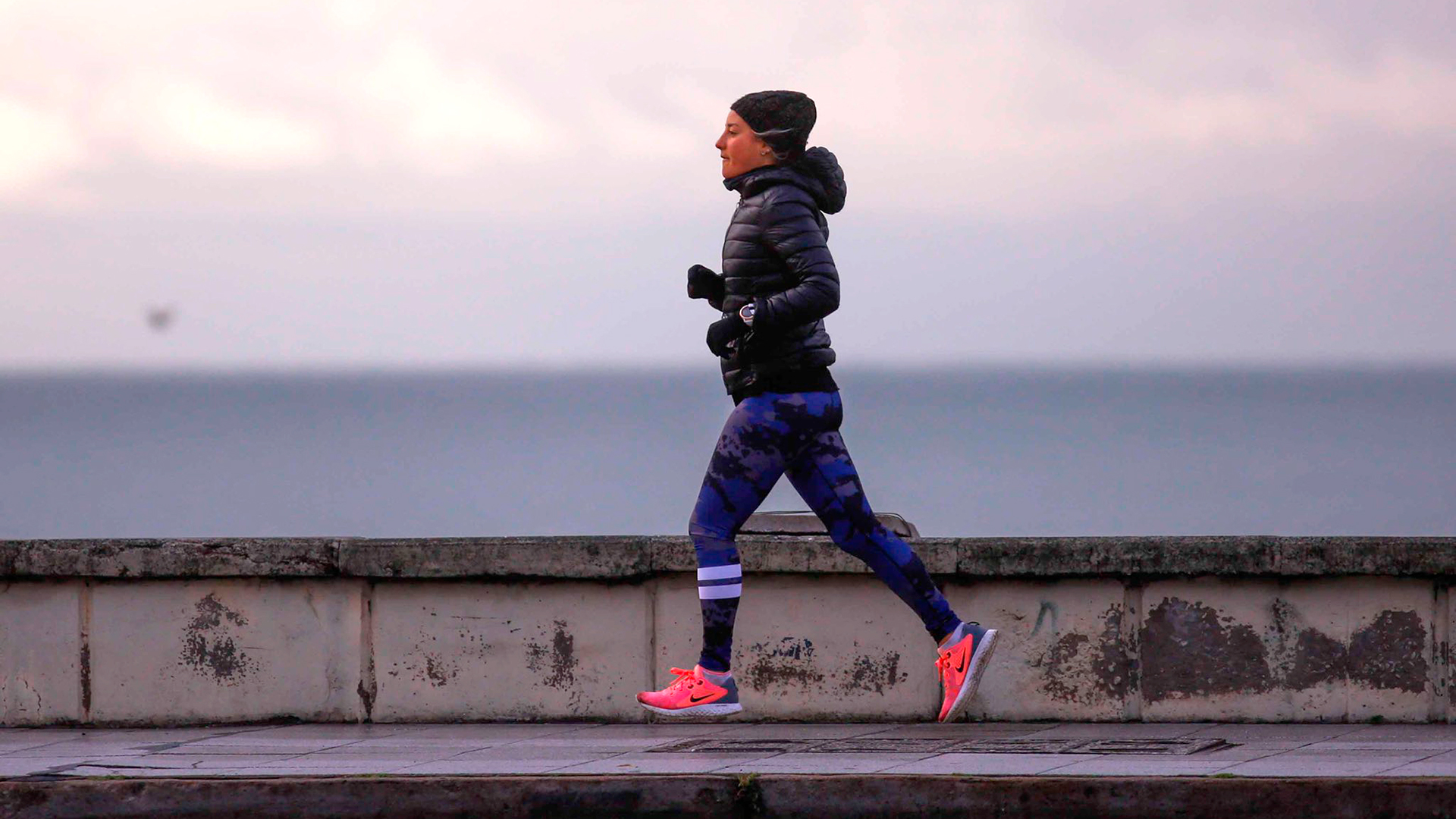 Las actividades permitidas son salir a caminar o correr, andar en bici o skate, y acuáticas como el surf o el kayak, la única condición es que haya luz diurna. (@munimardelplata)