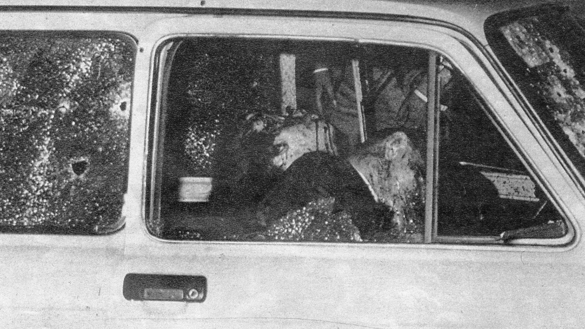 Los cuerpos de Emanuela y el general Dalla Chiesa, acribillados a balazos desde un automóvil y dos motos por la mafia en Palermo, Sicilia. En el atentado también murió uno de sus custodios, que viajaba en un auto detrás