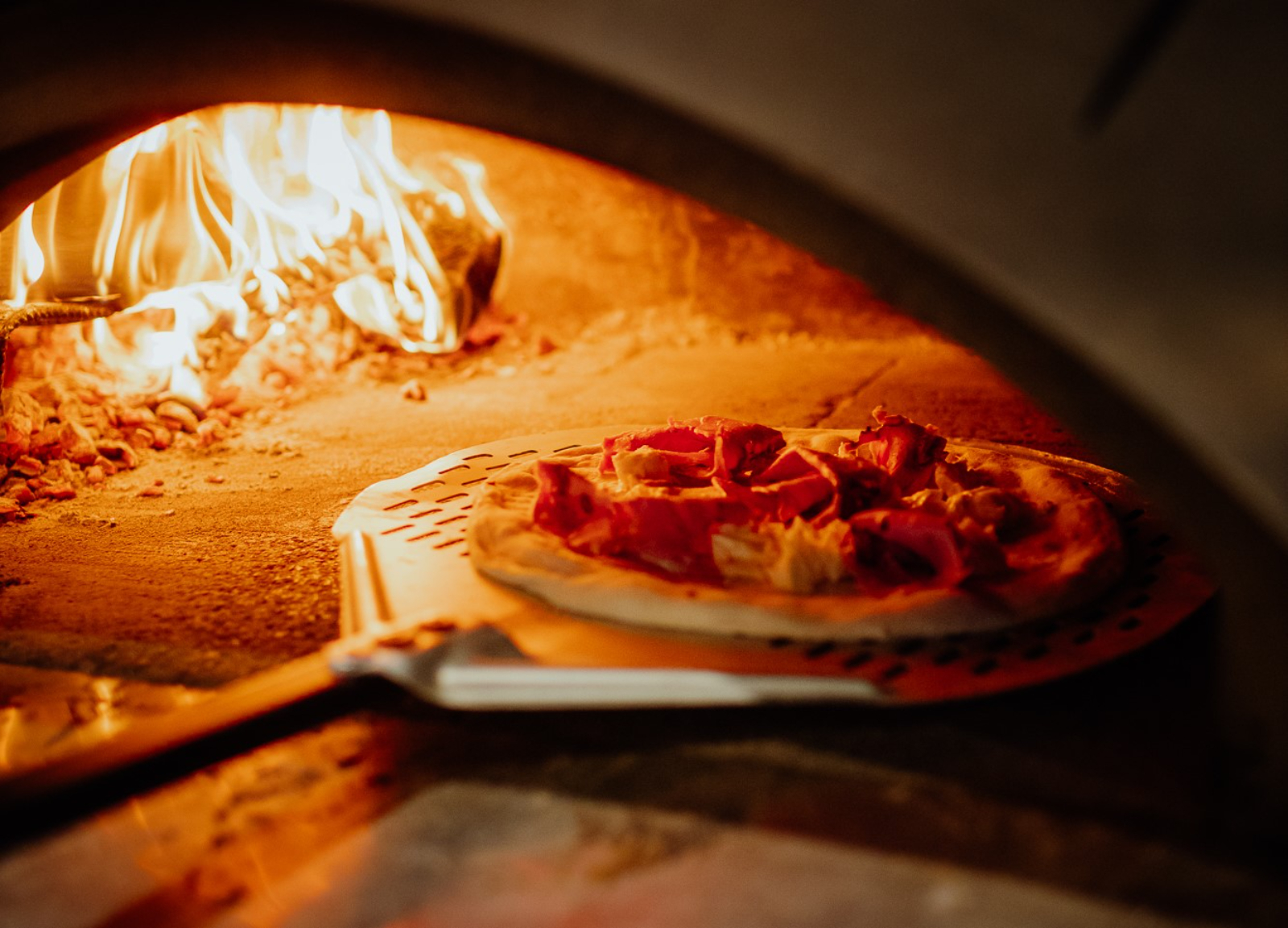 Para festejar este día, durante todo el mes de febrero, Furia presenta una creación exclusiva: una pizza napolitana, queso mozzarella, tomates reliquia de estación, aceite de oliva, ajo y perejil picado 