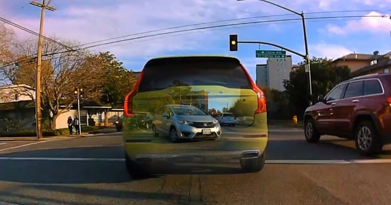 El sistema de Valeo XtraVue hace que el auto ubicado delante del conductor de haga "invisible", aunque para esto ambos tienen que ser del mismo fabricante y estar conectados (Captura)