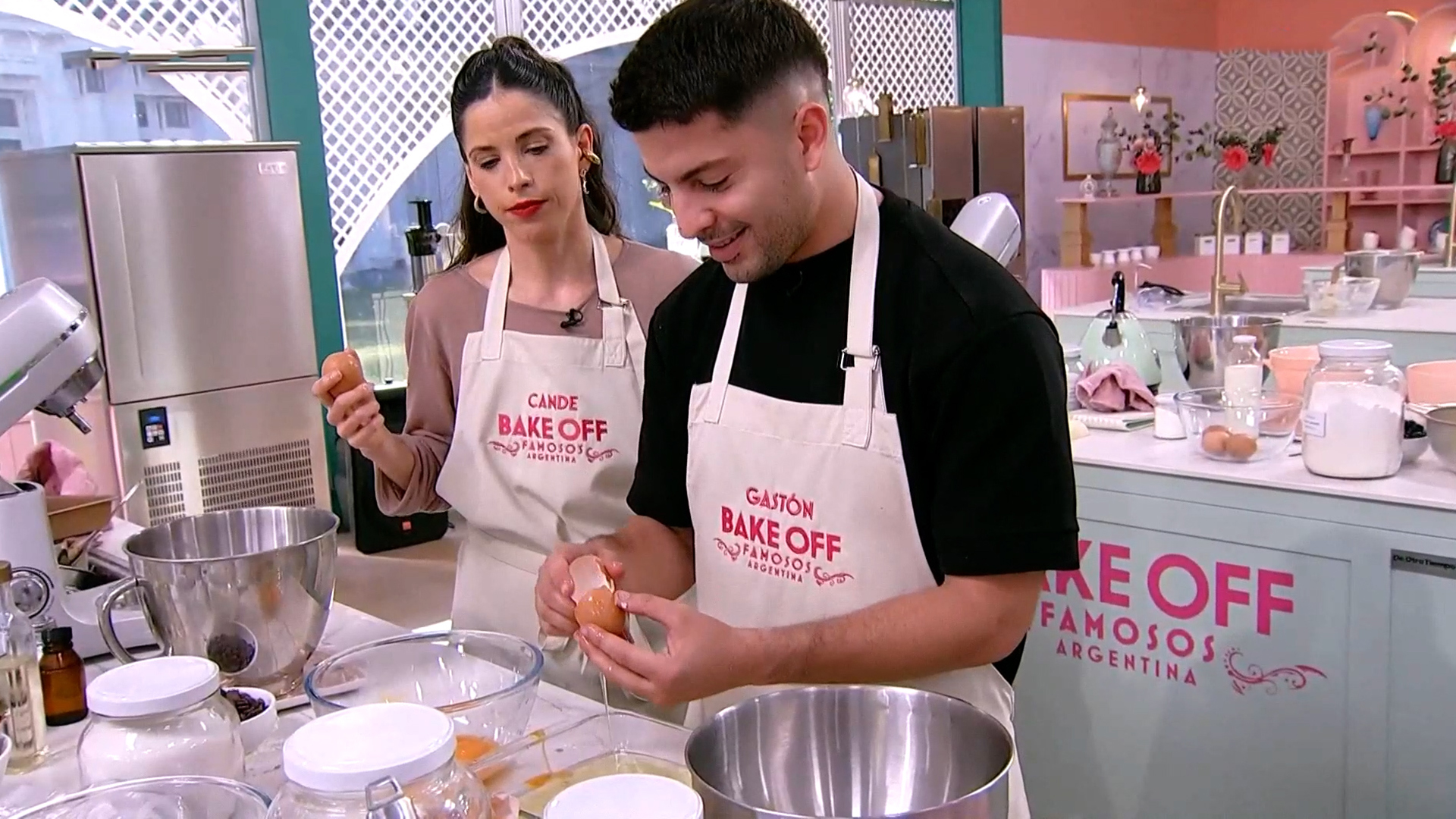 La divertida crítica que Julio César Falcioni le mandó al periodista Gastón Edul por su participación en el reality Bake Off