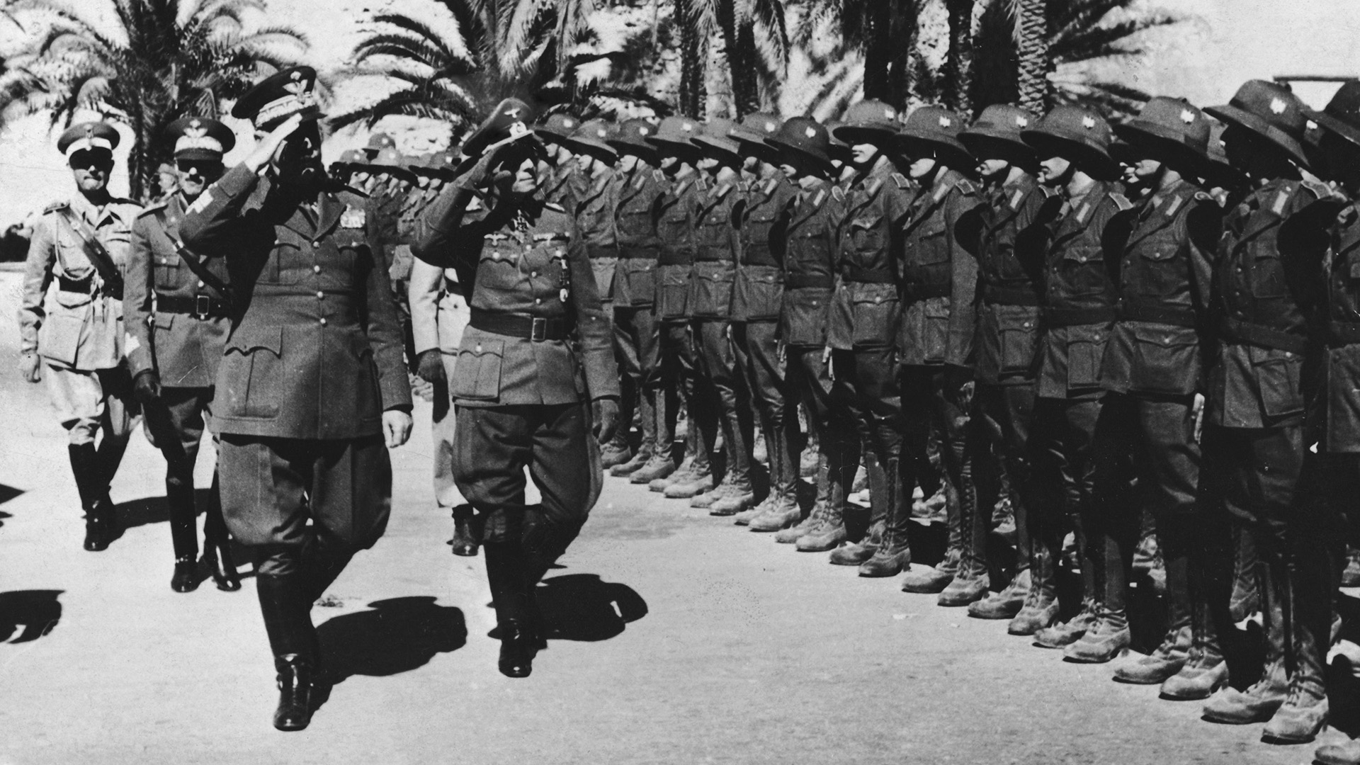 Rommel y el general italiano Italo Gariboldi inspeccionan las tropas del Eje en África el 21 de abril de 1941 (Photo by Heinrich Hoffmann/Keystone/Getty Images)