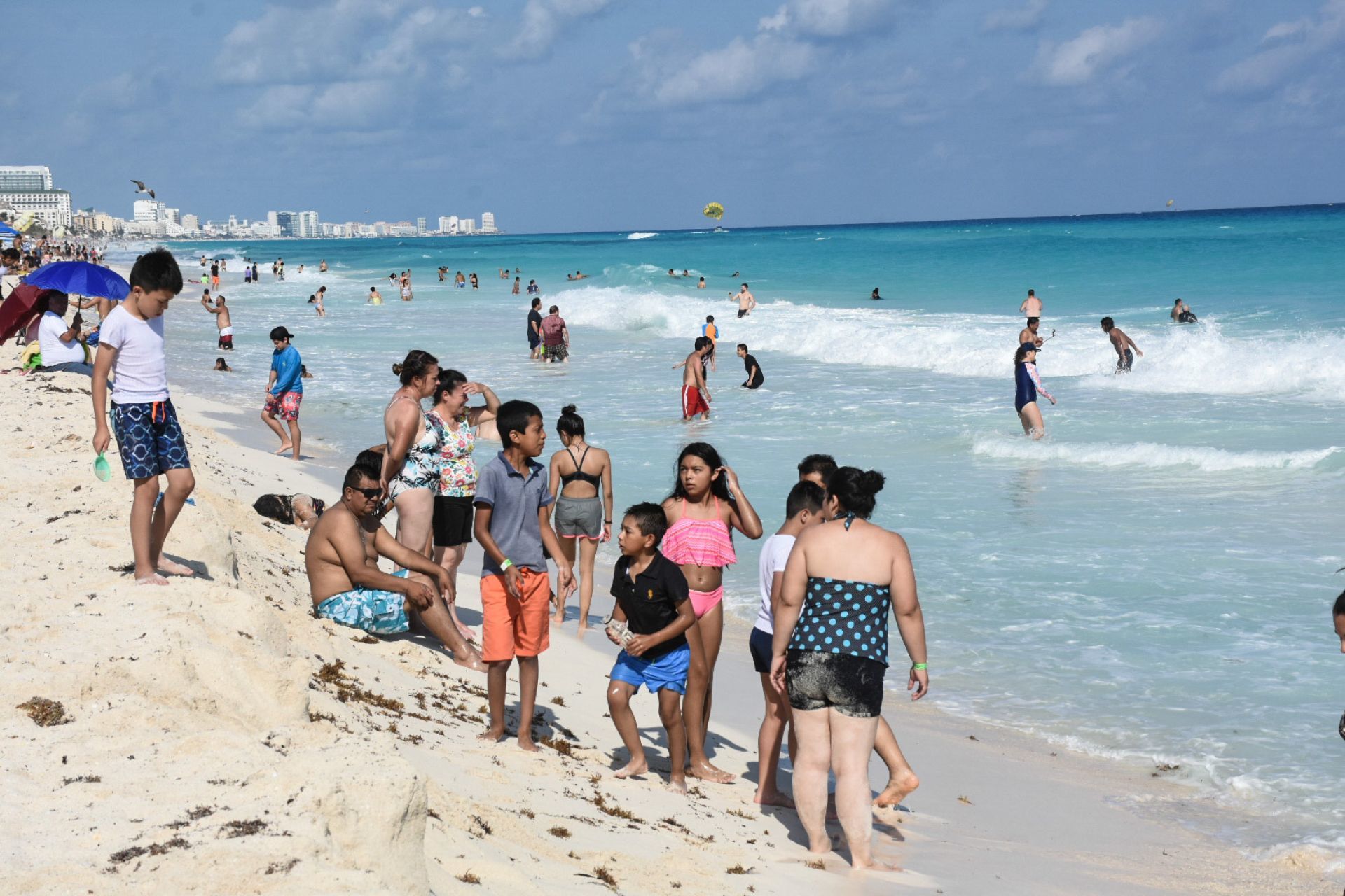 CANCÚN, QUINTANA ROO, 23DICIEMBRE2020.- Cientos de turistas nacionales y extranjeros arriban a las playas del caribe mexicano durante la temporada navideña a pesar de la pandemia por Covid-19. La entidad se mantiene en semáforo amarillo por Covid-19. A pesar que el límite establecido de ocupación hotelera por el color del semáforo es del 60% por ciento, el gobierno del estado ha otorgado permisos especiales para que los establecimientos lleguen hasta el 80%. durante el periodo del 21 al 27 de diciembre a aquellas empresas certificadas con las medidas sanitarias correspondientes. FOTO: ELIZABETH RUIZ/CUARTOSCURO.COM