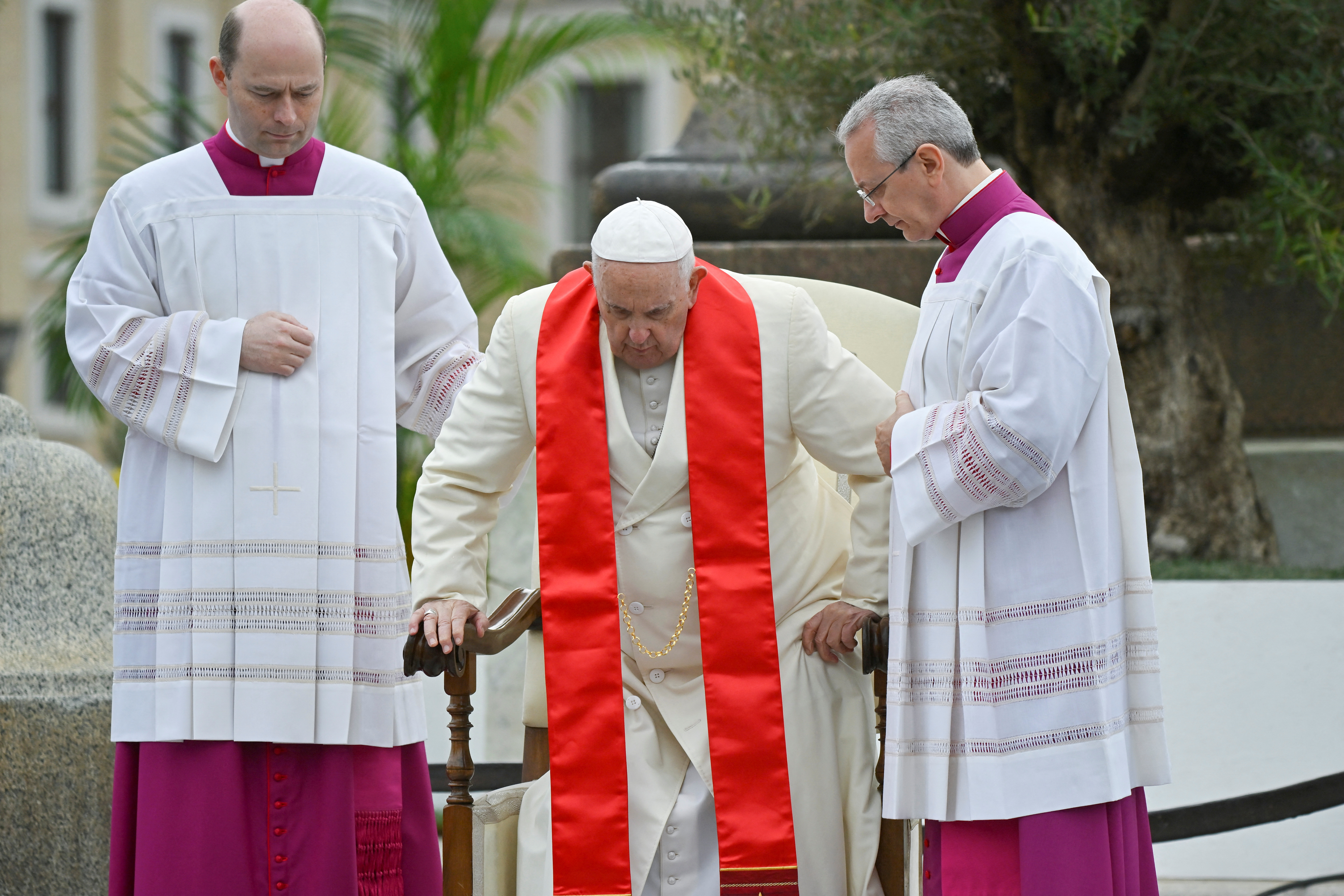 El Papa recibe ayuda para tomar asiento en la misa (via Reuters)