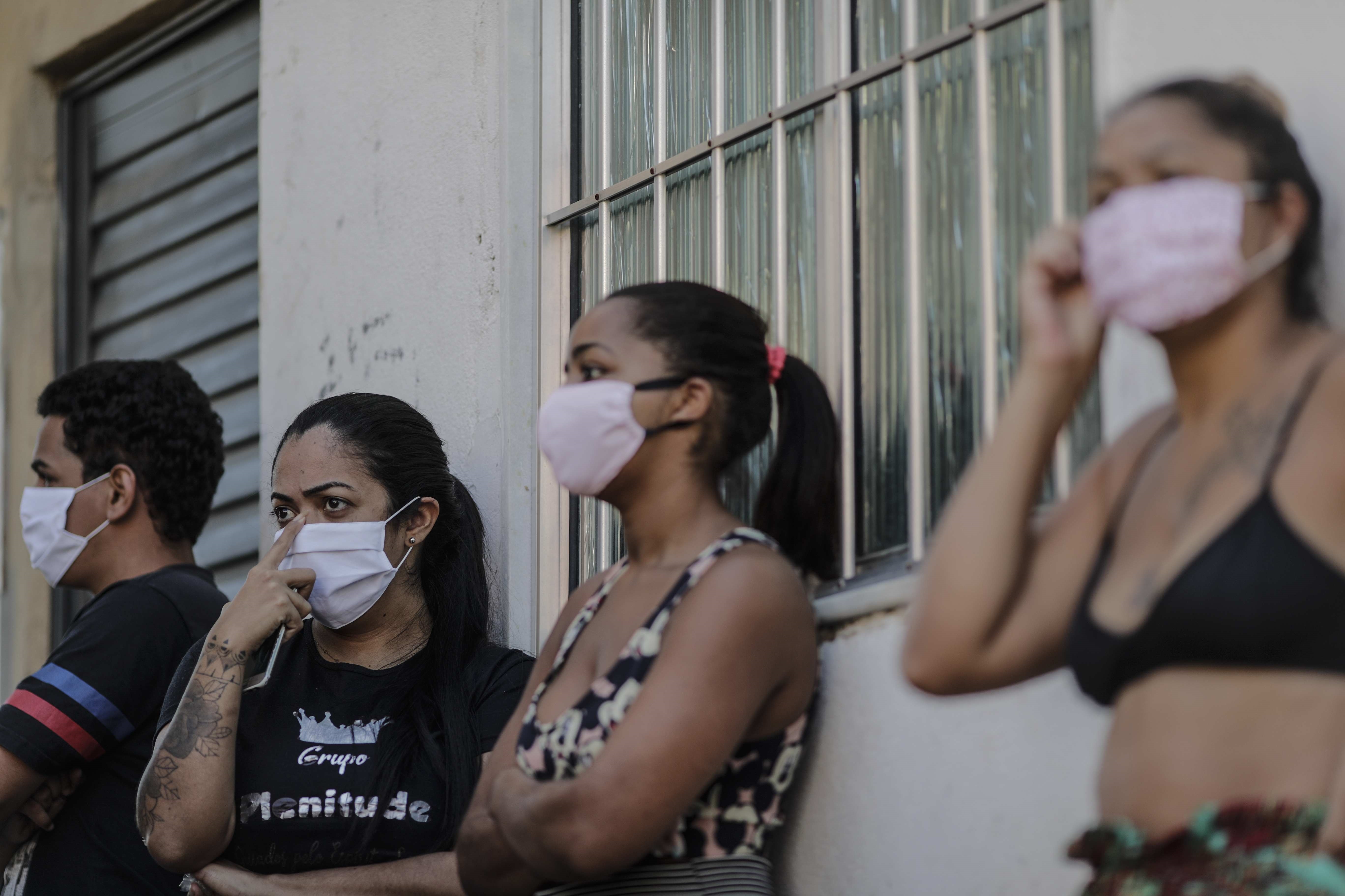 Mujeres esperan en Brasil para recibir un subsidio por la pandemia (EFE/Antonio Lacerda)
