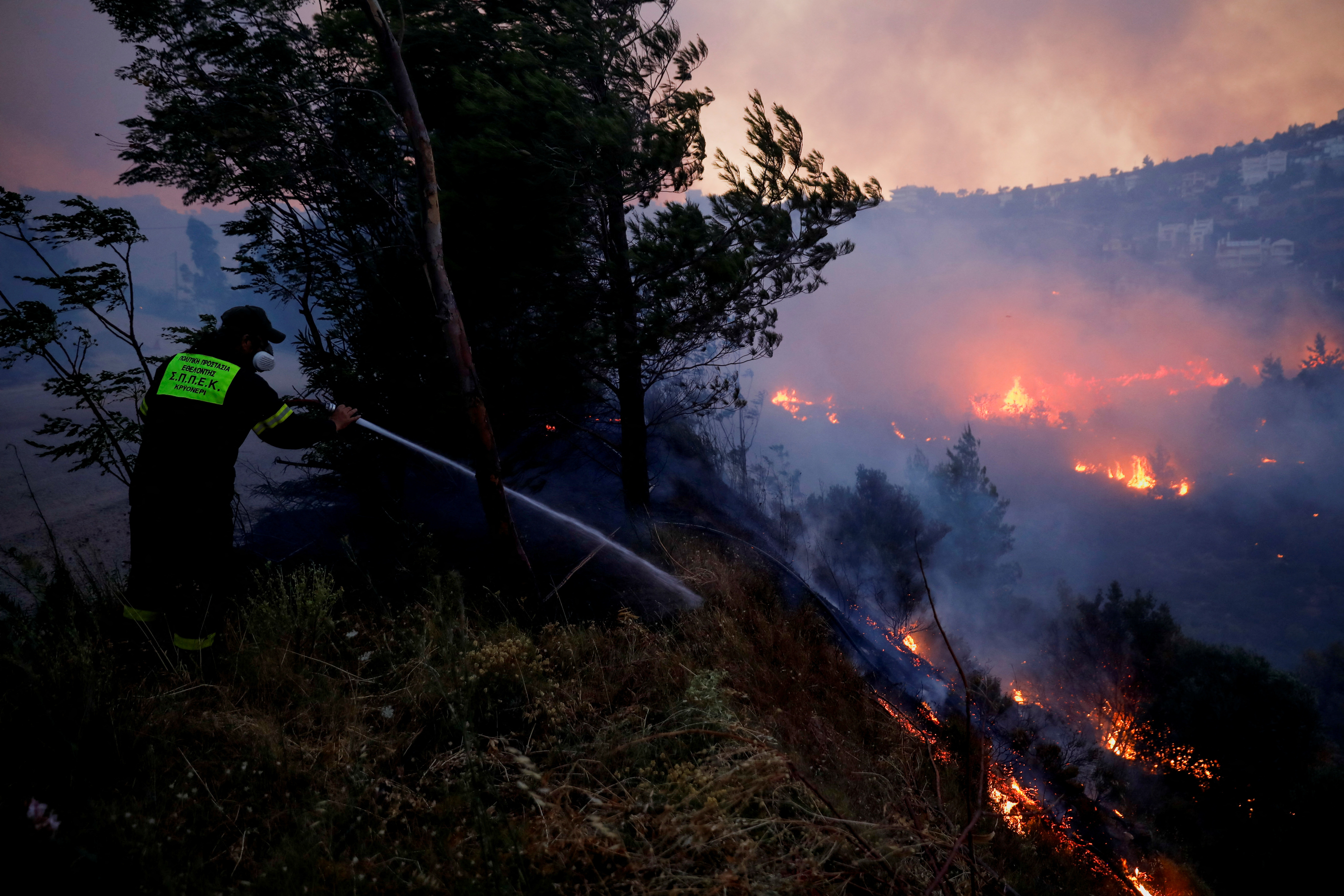 Un bombero actúa en Ntrafi (REUTERS/Costas Baltas)
