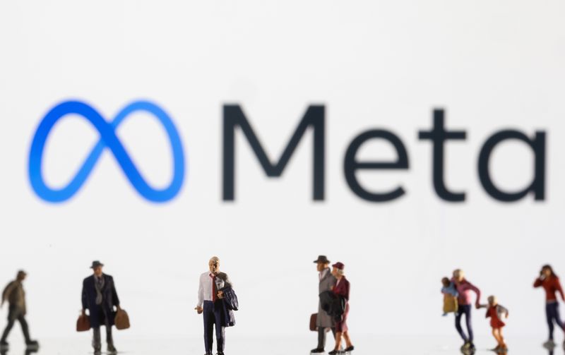 Small figurines are exhibited in front of a Meta logo (Photo: REUTERS/Dado Ruvic/Illustration)