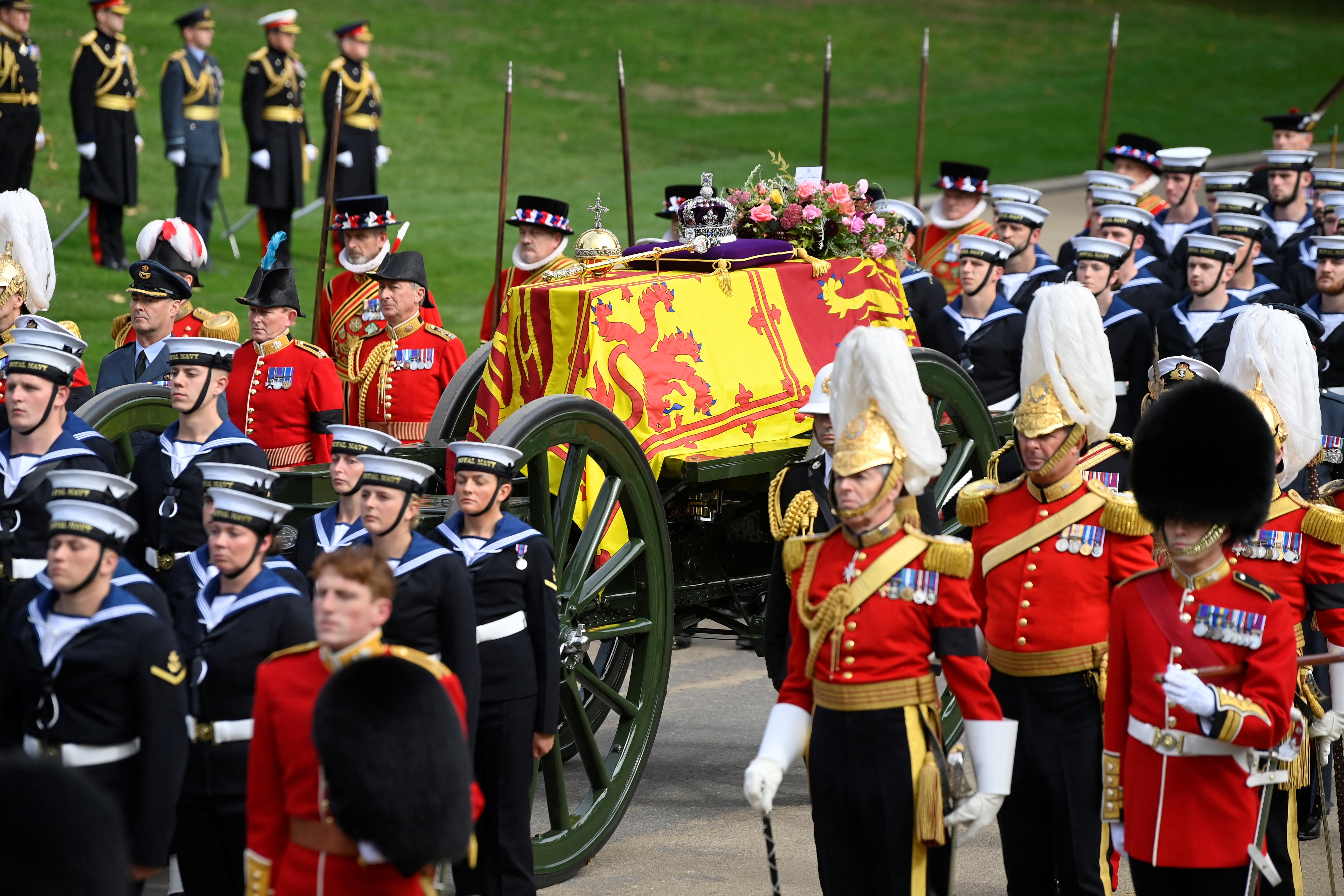 El ataúd de la reina Isabel de Gran Bretaña se lleva a través de Wellington Arch en la procesión. 