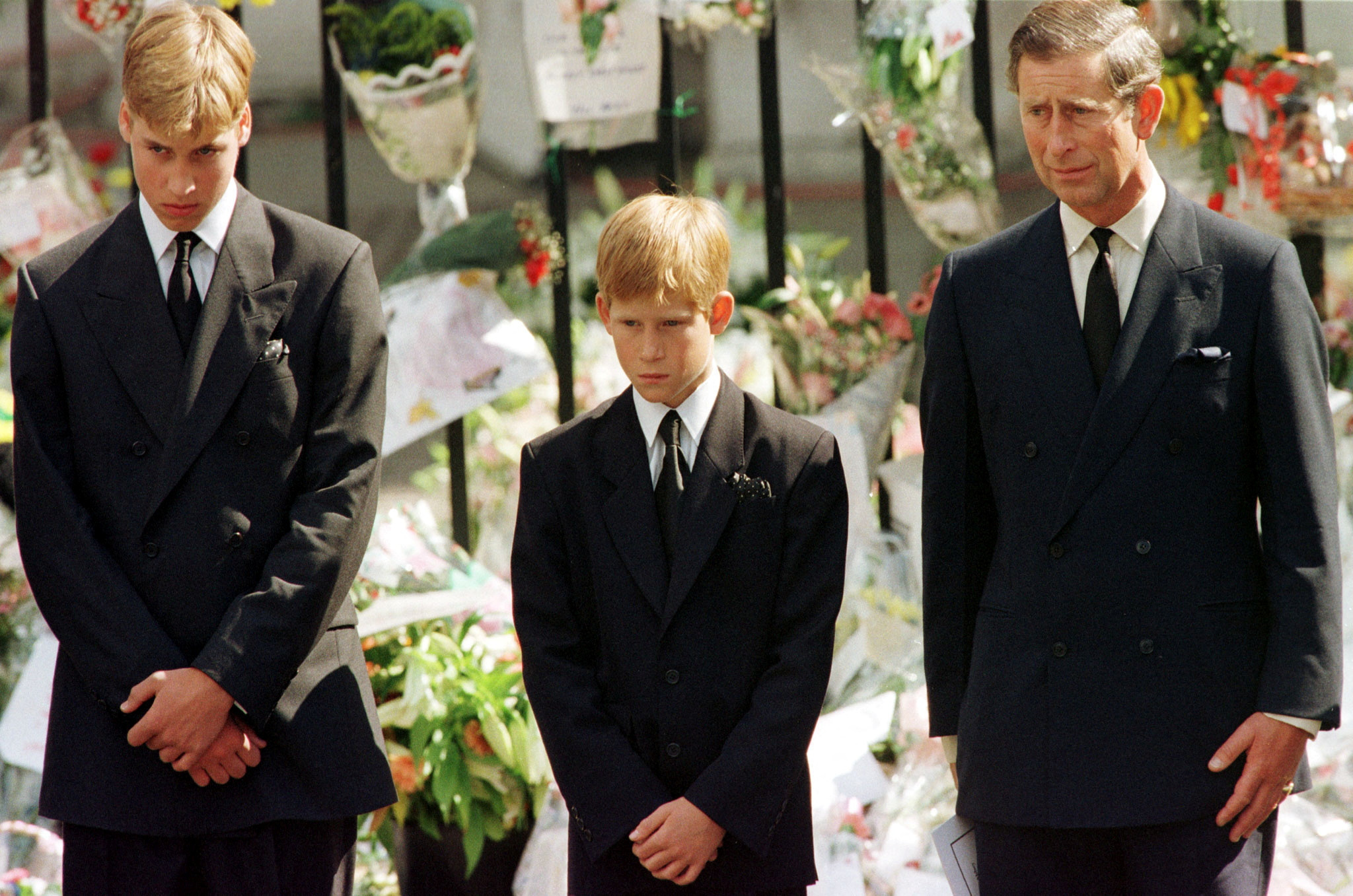 FOTO DE ARCHIVO: El príncipe Carlos, el príncipe Harry y el príncipe William de Gran Bretaña miran el ataúd de Diana, (REUTERS/Jeff J Michell)