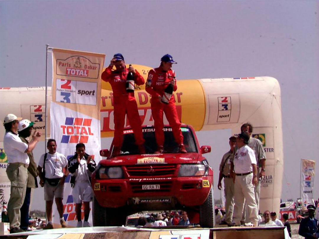 Jutta, en la rampa de la victoria tras lograr el Dakar 2001 (Foto: www.jutta-kleinschmidt.de)