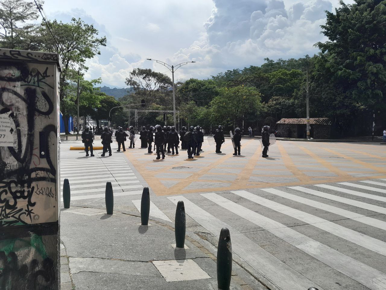 Encapuchados queman motocicleta de la policía durante disturbios en la Universidad de Antioquia