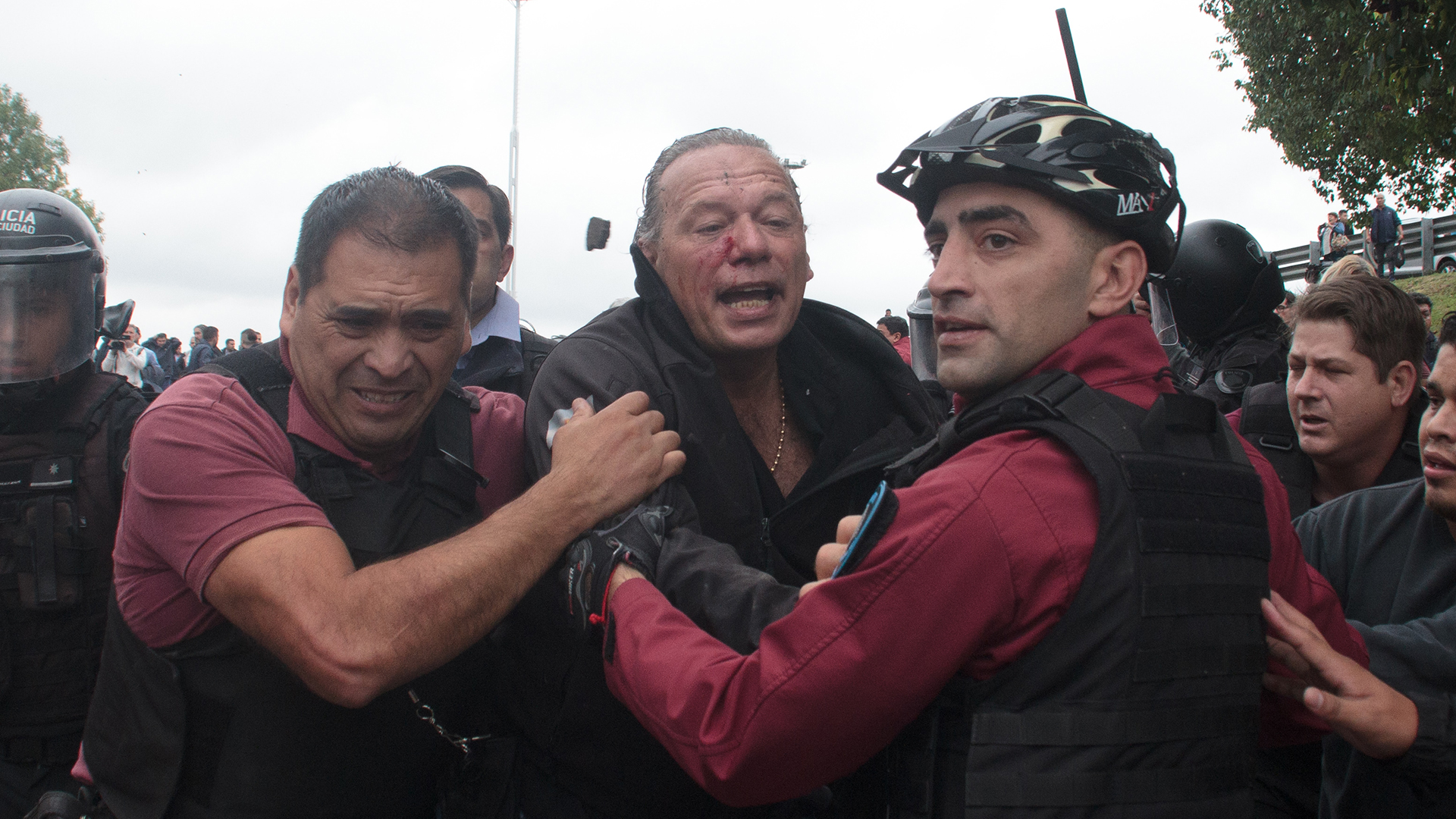 Sergio Berni fue evacuado por la Policía de la Ciudad (Foto: Luciano González)