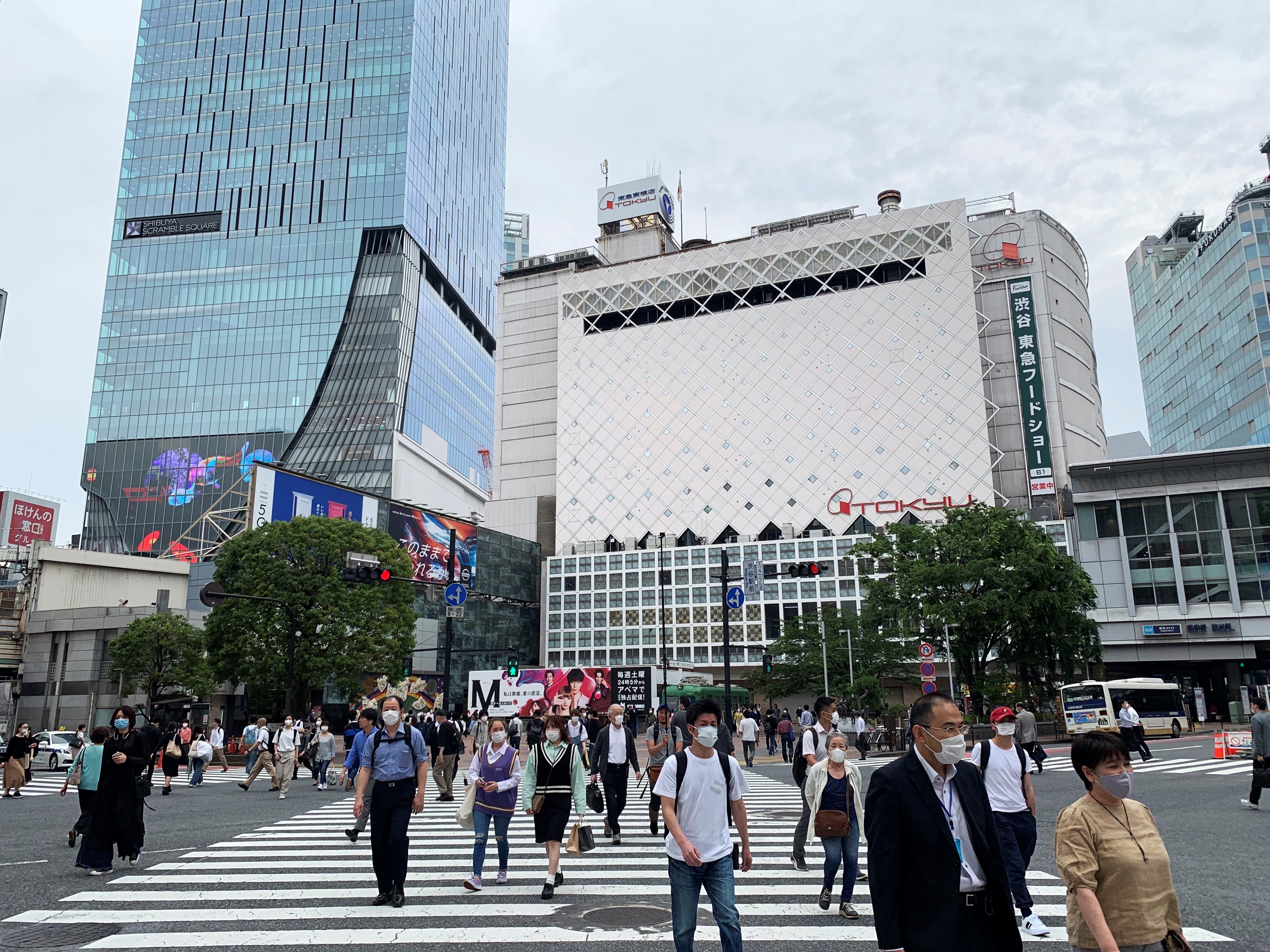 En la imagen, numerosos peatones cruzan el popular cruce de Shibuya, en Tokio (EFE/Antonio Hermos)

