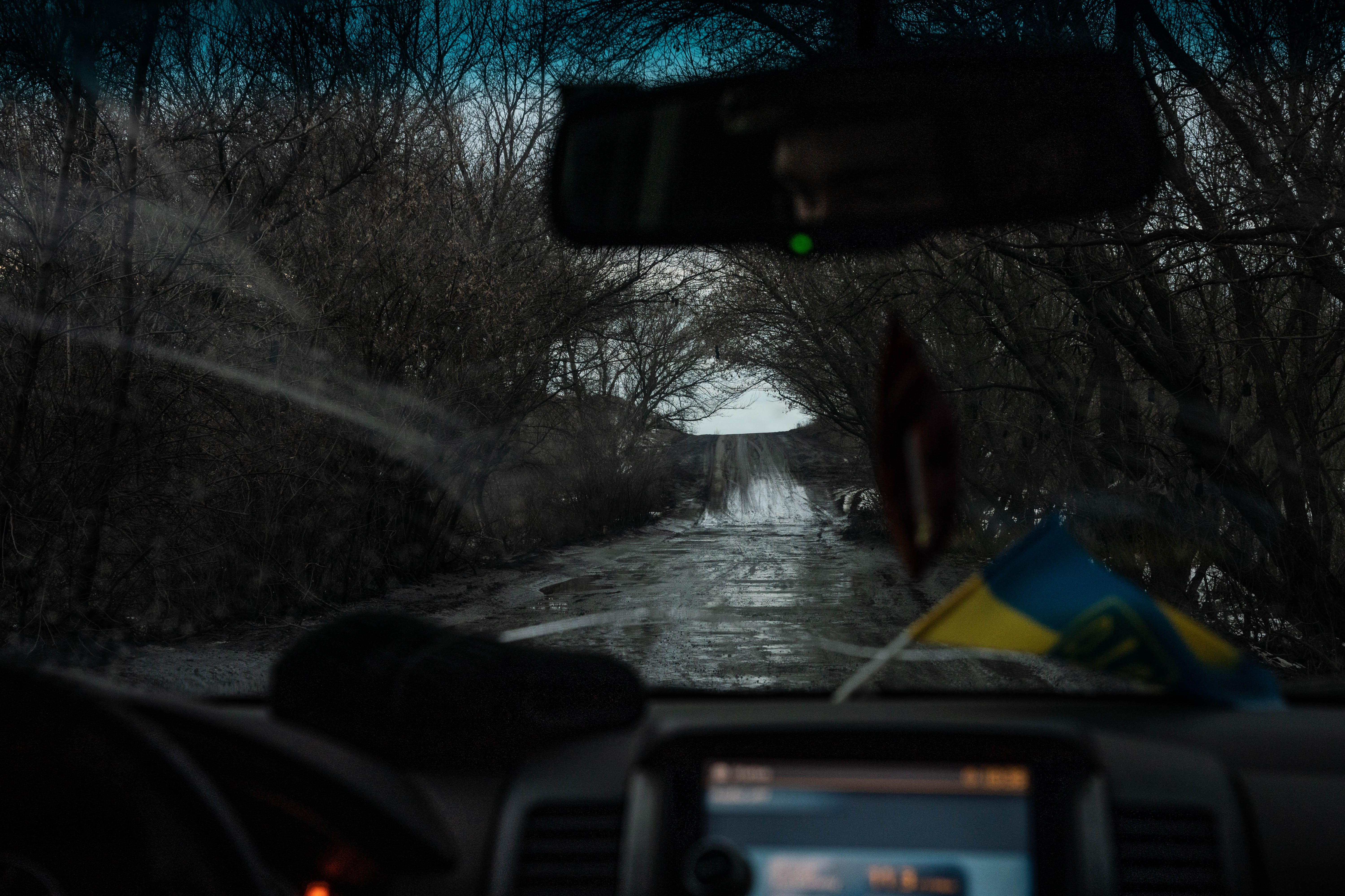 Entre rutas completamente destrozadas por el paso de vehículos militares de alto calibre, las brigadas repartidas por el frente se dirigen por las líneas de combate en el frente de batalla a toda velocidad para no ser vista por drones o francotiradores enemigos
