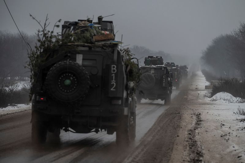 Vehículos blindados de transporte de tropas circulan por una carretera cerca de una línea del frente, en medio del ataque de Rusia a Ucrania, en la región de Donetsk, Ucrania. 29 de enero, 2023. REUTERS/Viacheslav Ratynskyi
