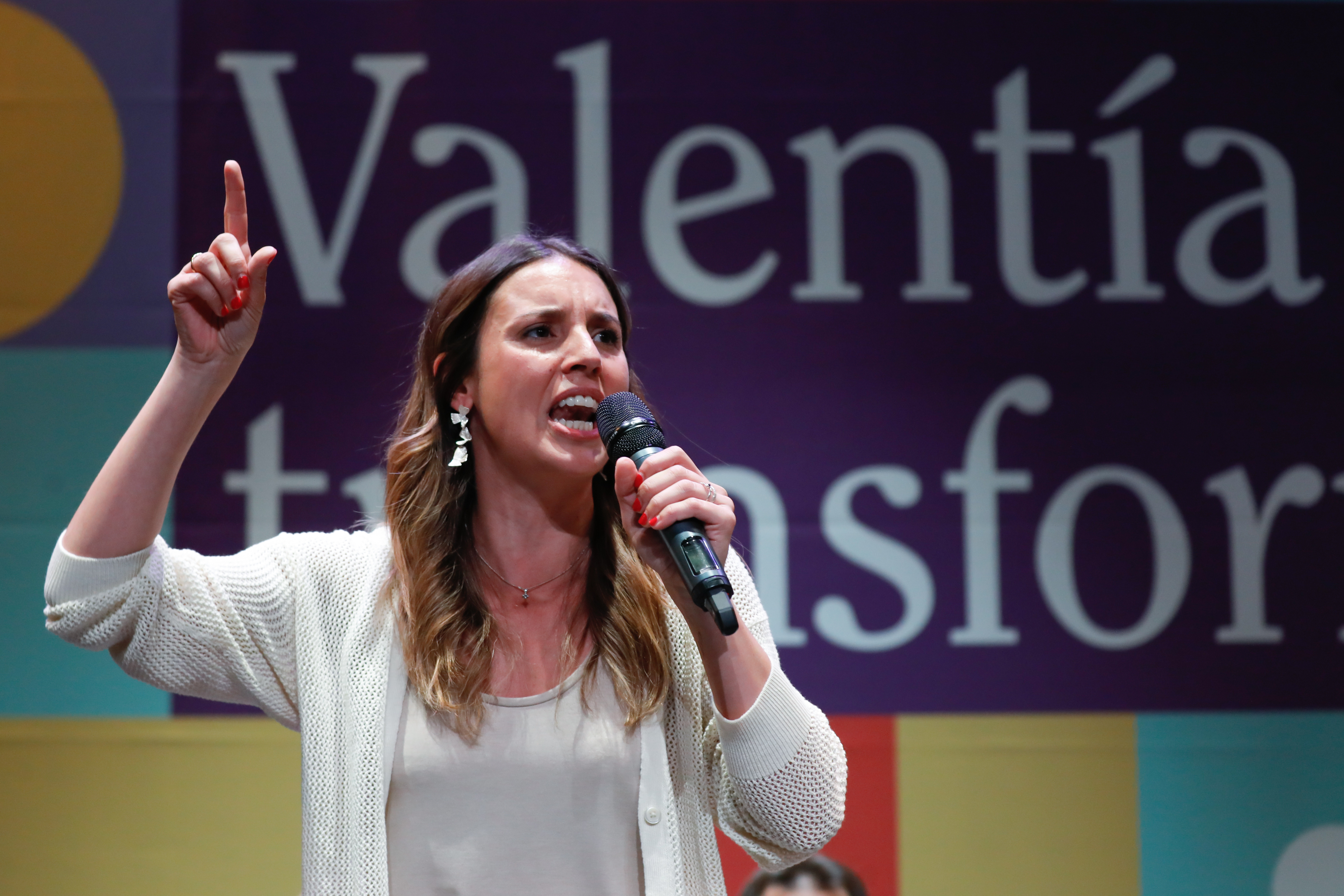 La ministra de Igualdad, Irene Montero, interviene durante un acto central de campaña de Unidas Podemos. (Europa Press/Edu Botella)