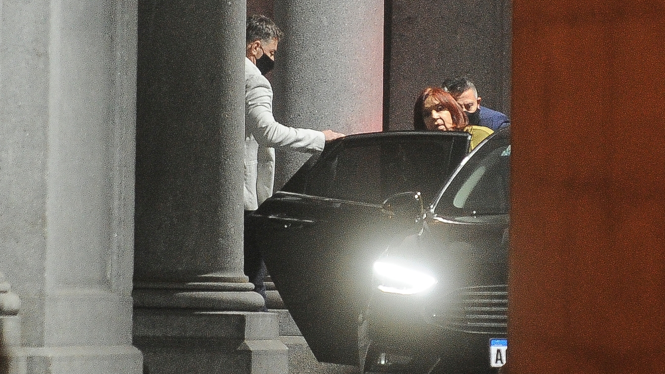 La vicepresidenta Cristina Kirchner, ayer, cuando se retiró del Senado