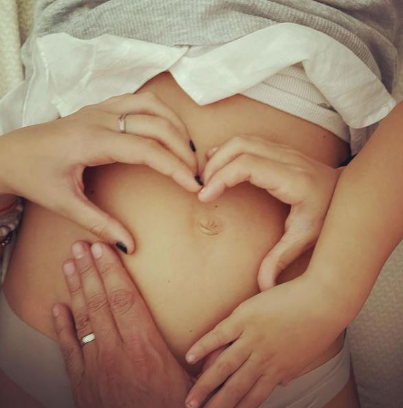 La tierna foto que compartió Sebastián Estevanez en su Instagram para contar sobre el cuarto embarazo de su mujer, Ivana Saccani (Foto: Instagram @sebastian.estevanez)