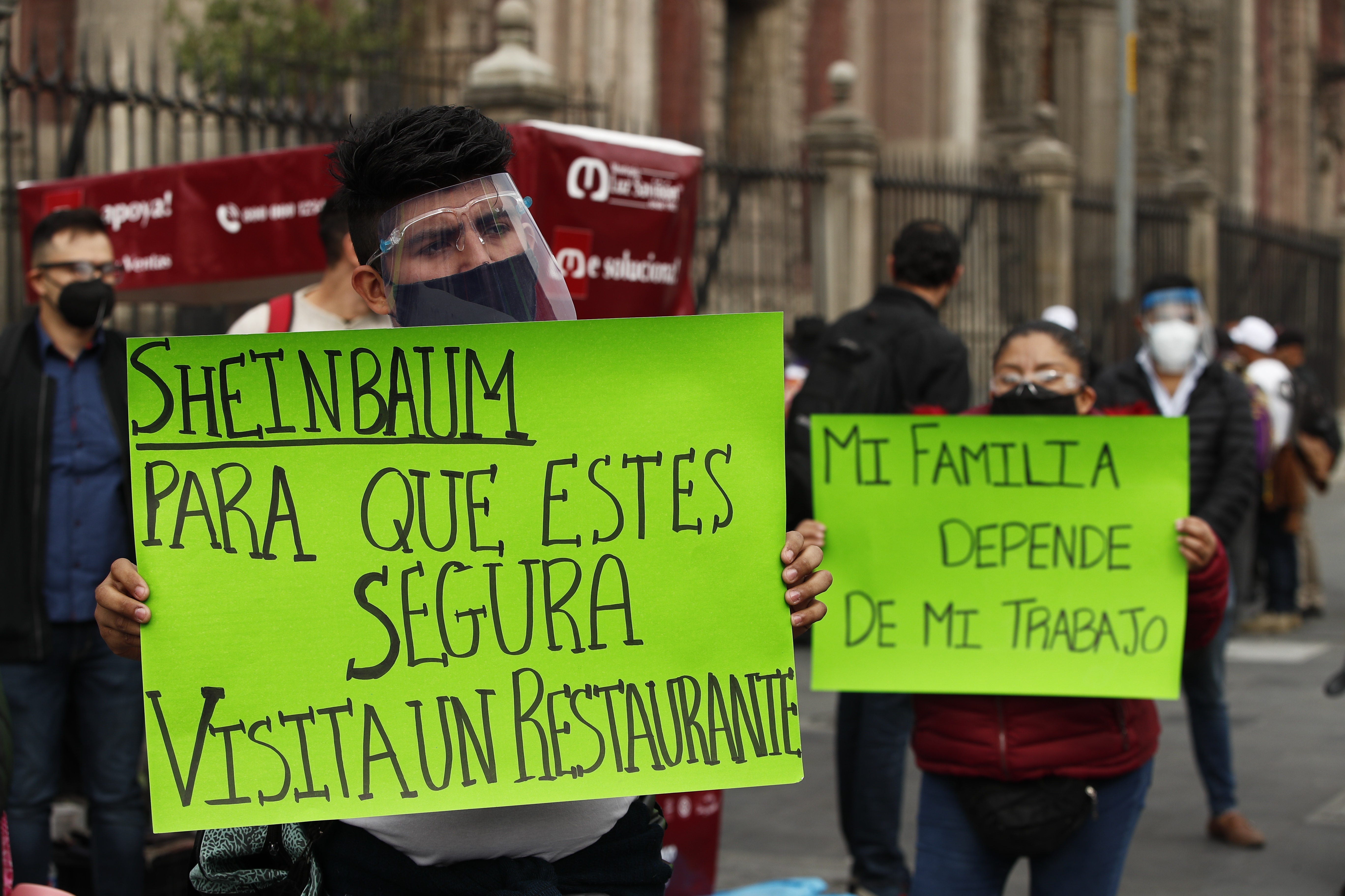 Restaurantes de la Ciudad de México exigieron este lunes poder reabrir a pesar del complejo momento de la pandemia en la capital y en todo el país, y aseguraron que algunos establecimientos funcionarán esta semana desesperados por la ausencia de ingresos. 11 de enero de 2021.