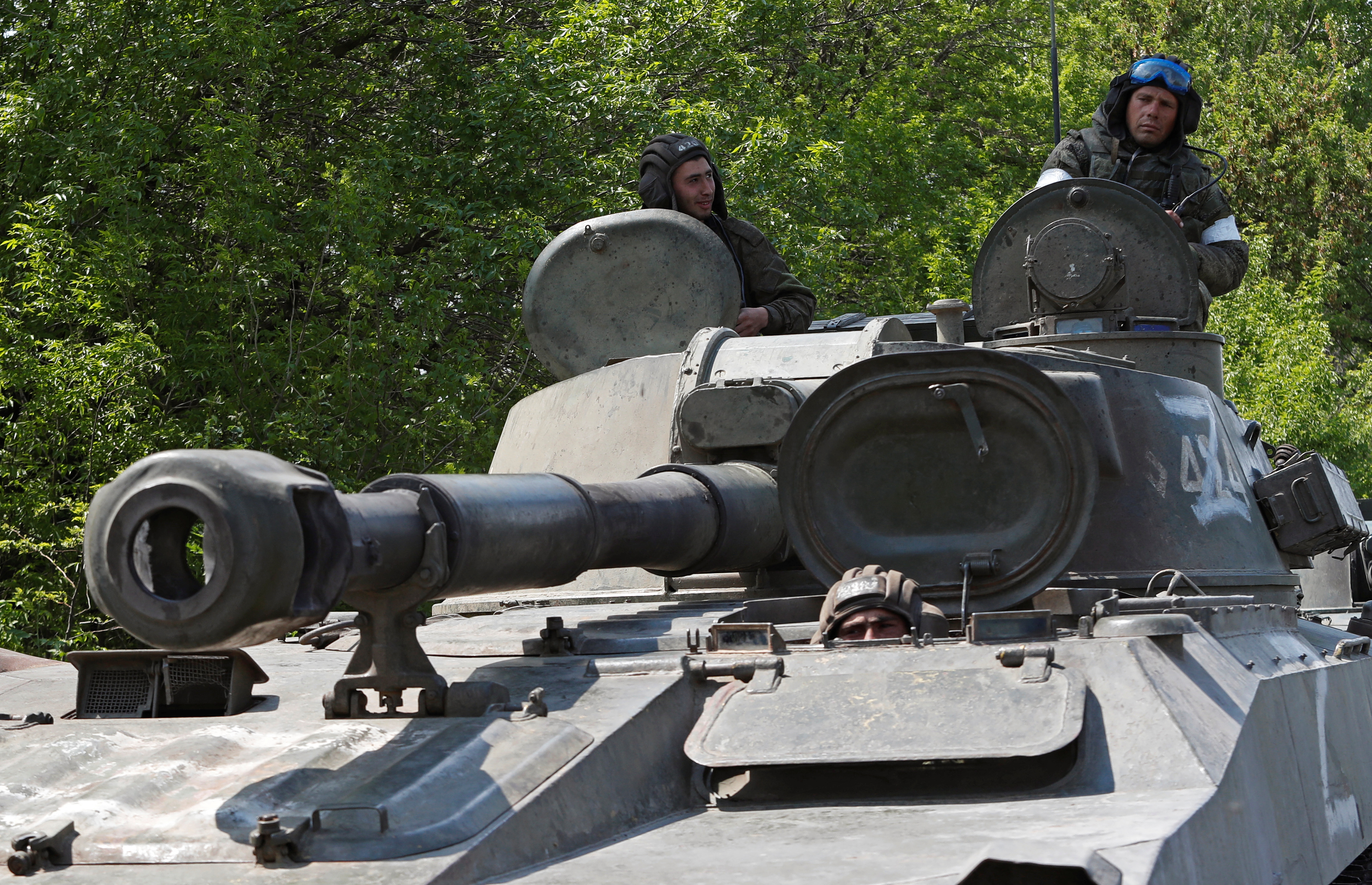 Pro-Russian soldiers patrol the streets in the Donetsk region, Ukraine (REUTERS / Alexander Ermochenko)