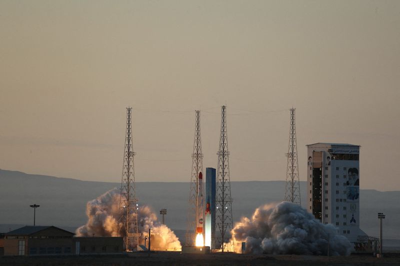 Cohete iraní que lleva un satélite "Simorgh" es lanzado en una ubicación desconocida en Irán el 30 de diciembre del 2021 (West Asia News Agency/Reuters)