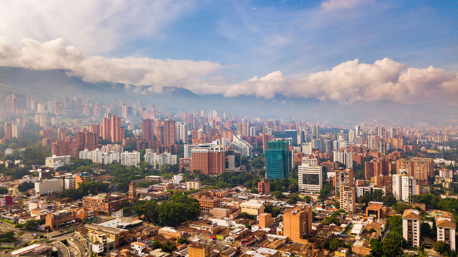 Foto aérea de Medellín, el nuevo destino que conectará de forma directa con Buenos Aires la low-cost Viva Air. (Shutterstock)