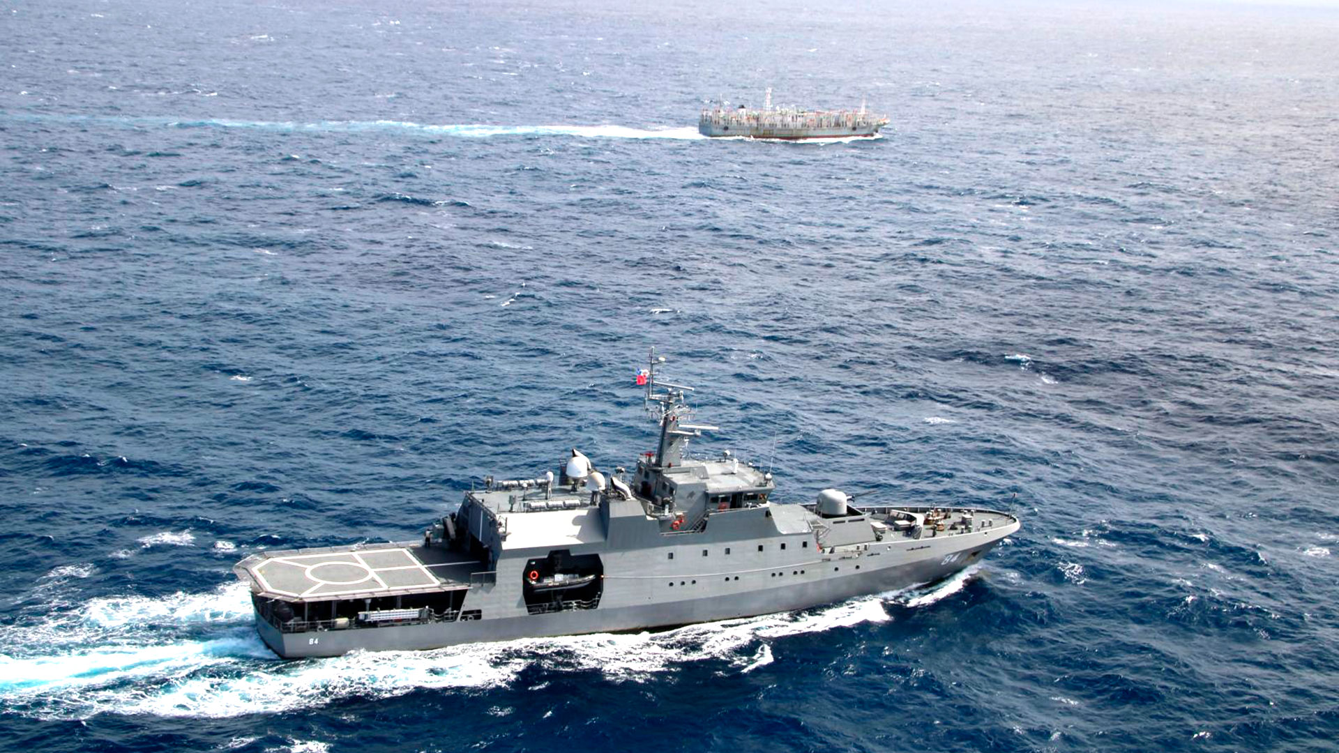 El buque de vigilancia chileno "Cabo Odger" de la Armada, vigiló el paso de 74 embarcaciones chinas que se encuentran frente a las costas de este país (Defensa Nacional / Chile)