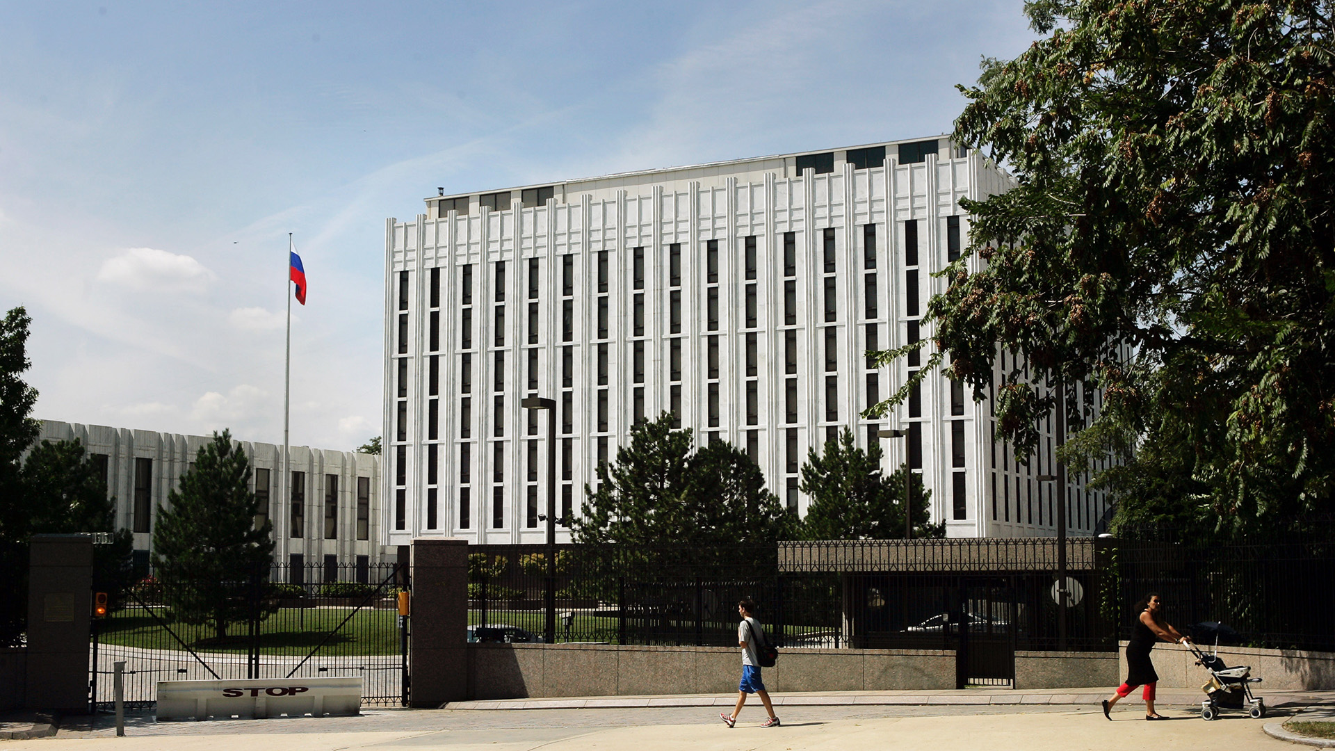 La embajada rusa en Washington. La primera información que negoció Hanssen fue en 1975, cuando todavía era la Unión Soviética (Photo by Brendan Smialowski/Getty Images)