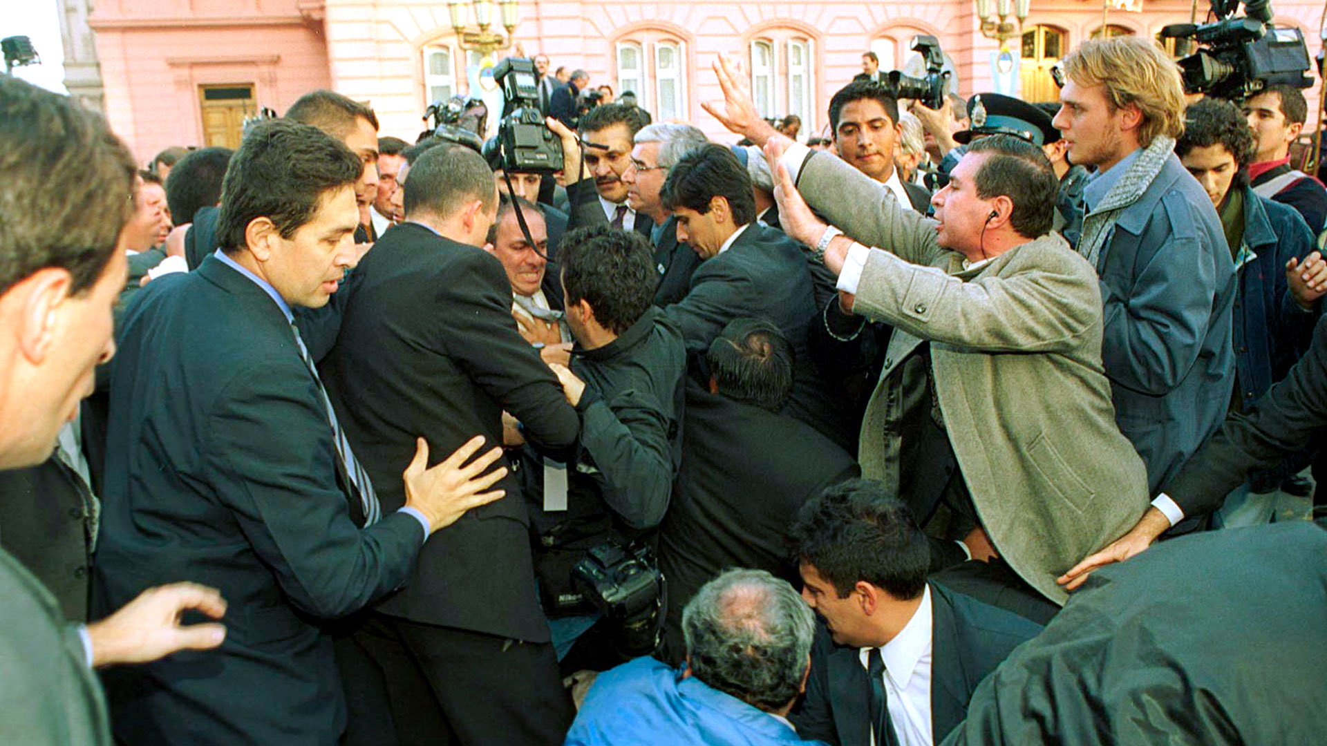 “Te cabeceé la cámara”, la historia del accidente entre un fotógrafo y Néstor Kirchner el día de su asunción como presidente