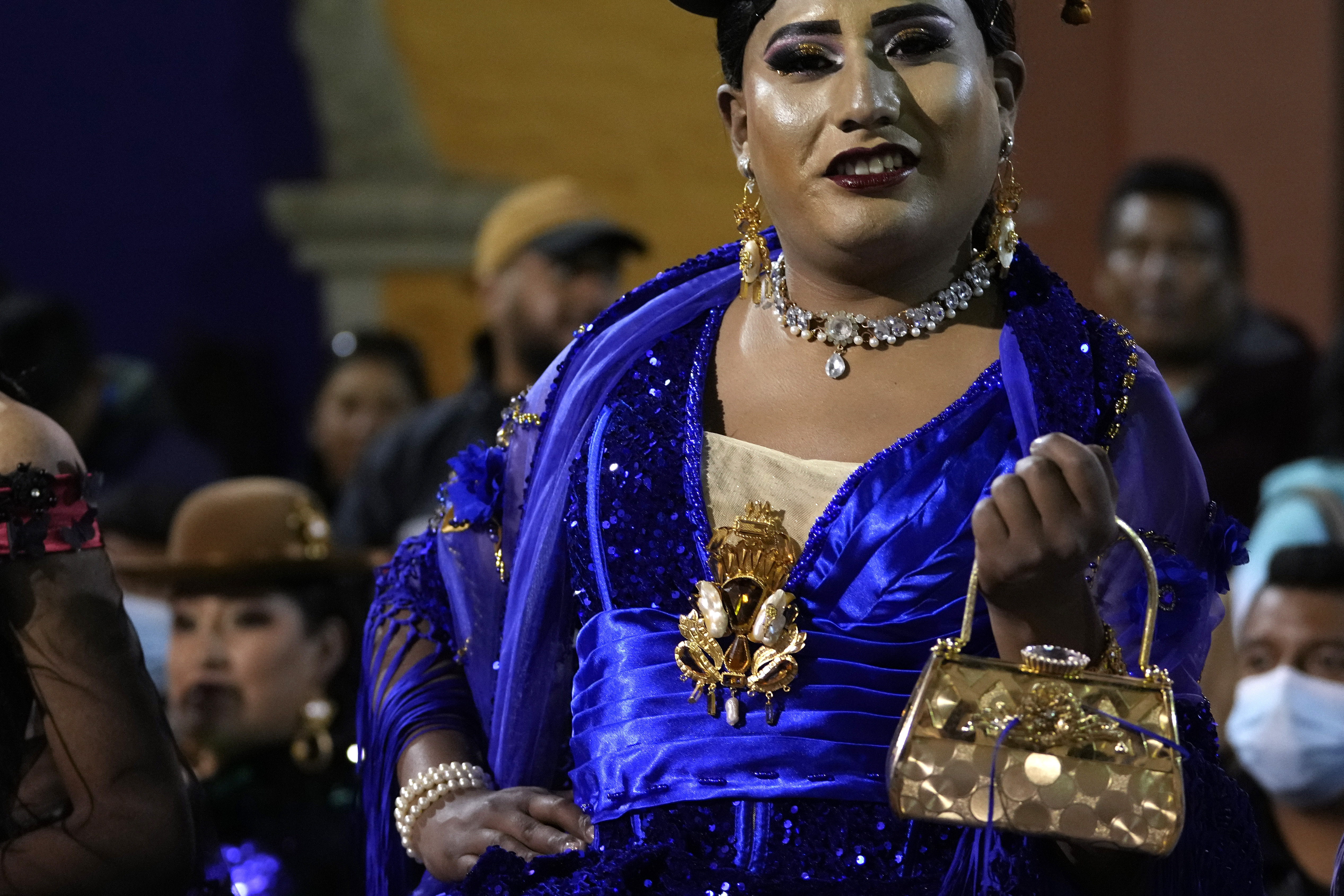 Una persona desfila con la vestimenta típica de las mujeres bolivianas durante la elección de Cholita Transformista, organizada por al comunidad LGBT en La Paz, Bolivia, el 28 de enero de 2023. (AP Foto/Juan Karita)