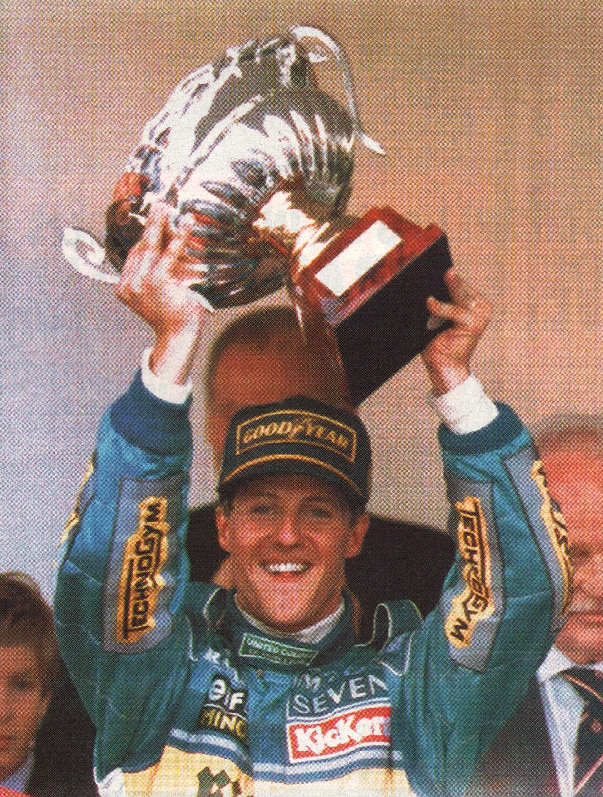 Michael Schumacher festejando su triunfo de 1995, en su época con Benetton, escudería a la que llegó después de su irrupción con el Jordan 191 (Archivo CORSA)