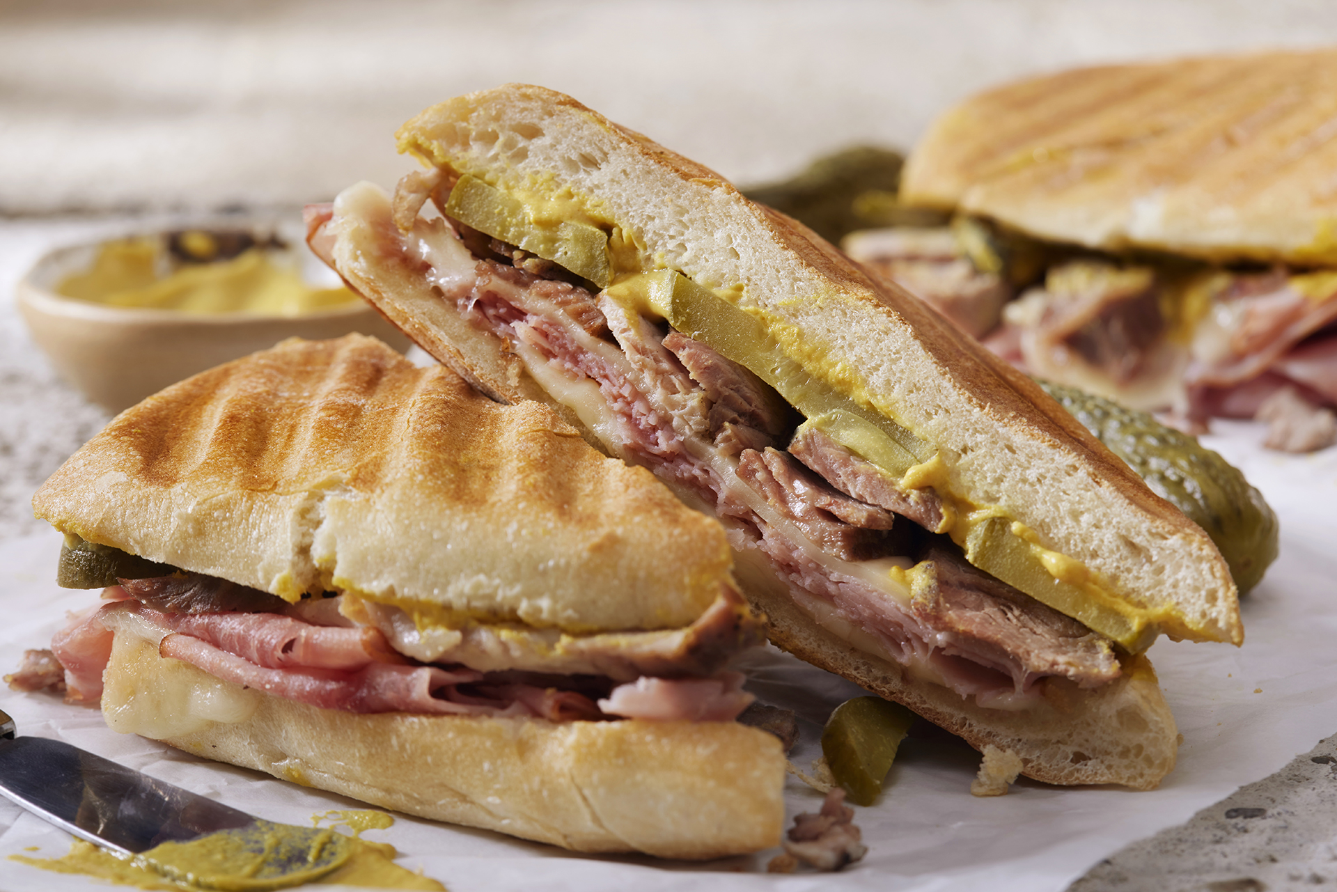 Sándwich cubano clásico a la parrilla con cerdo asado, jamón con miel, queso suizo, encurtidos con eneldo y mostaza (Getty Images)